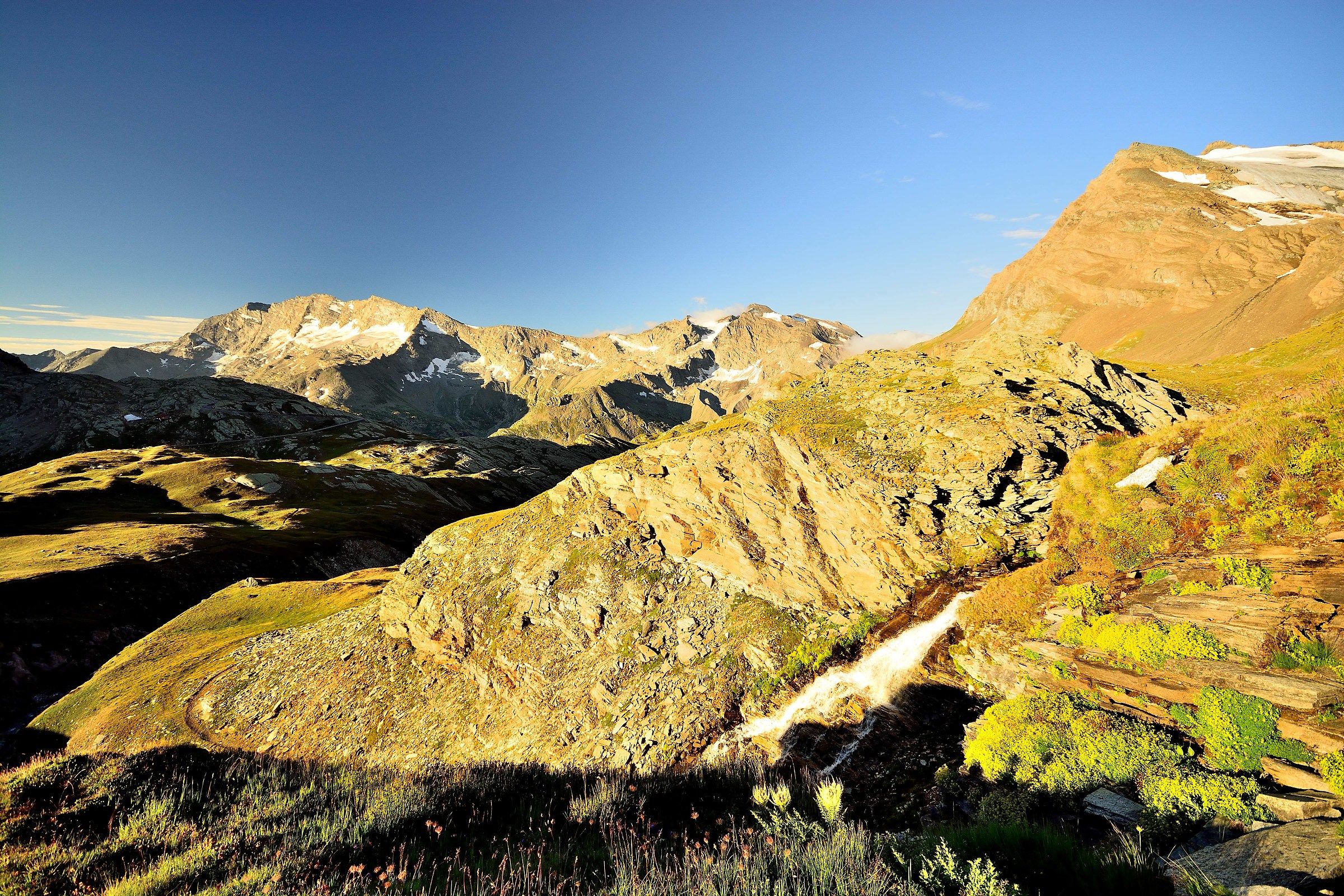going up to the Col du Leynir