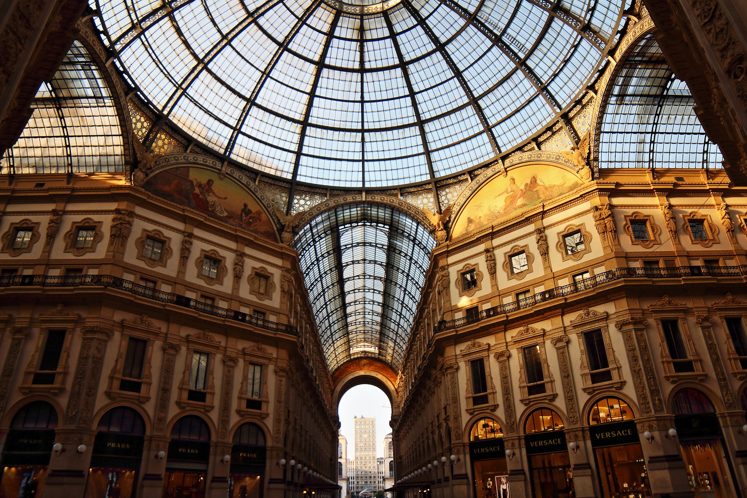 L'incredibile Galleria Vittorio Emanuele II all'alba