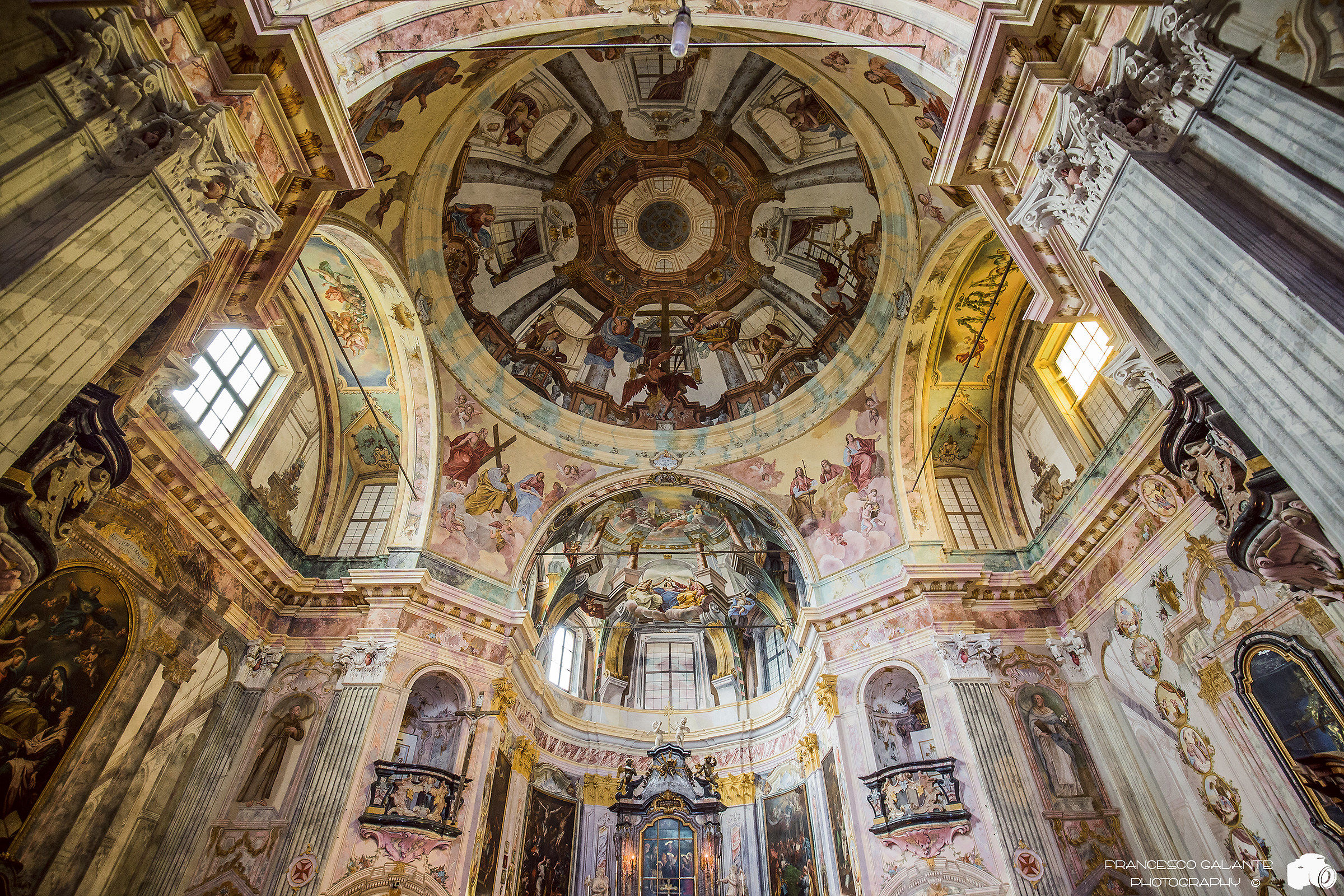 Interno del Santuario della Madonna Del Sasso