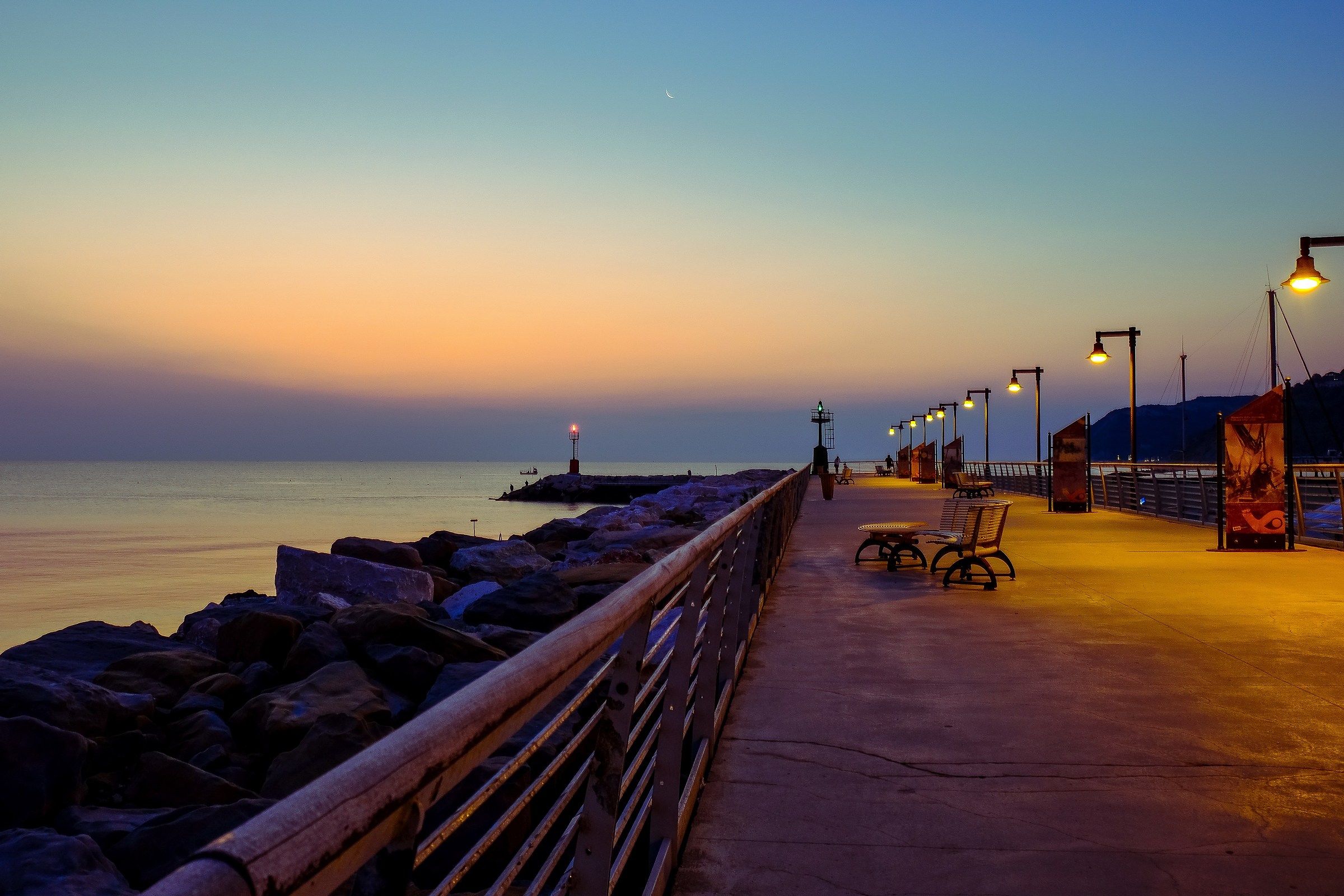 Luci del pontile, in attesa del nuovo giorno