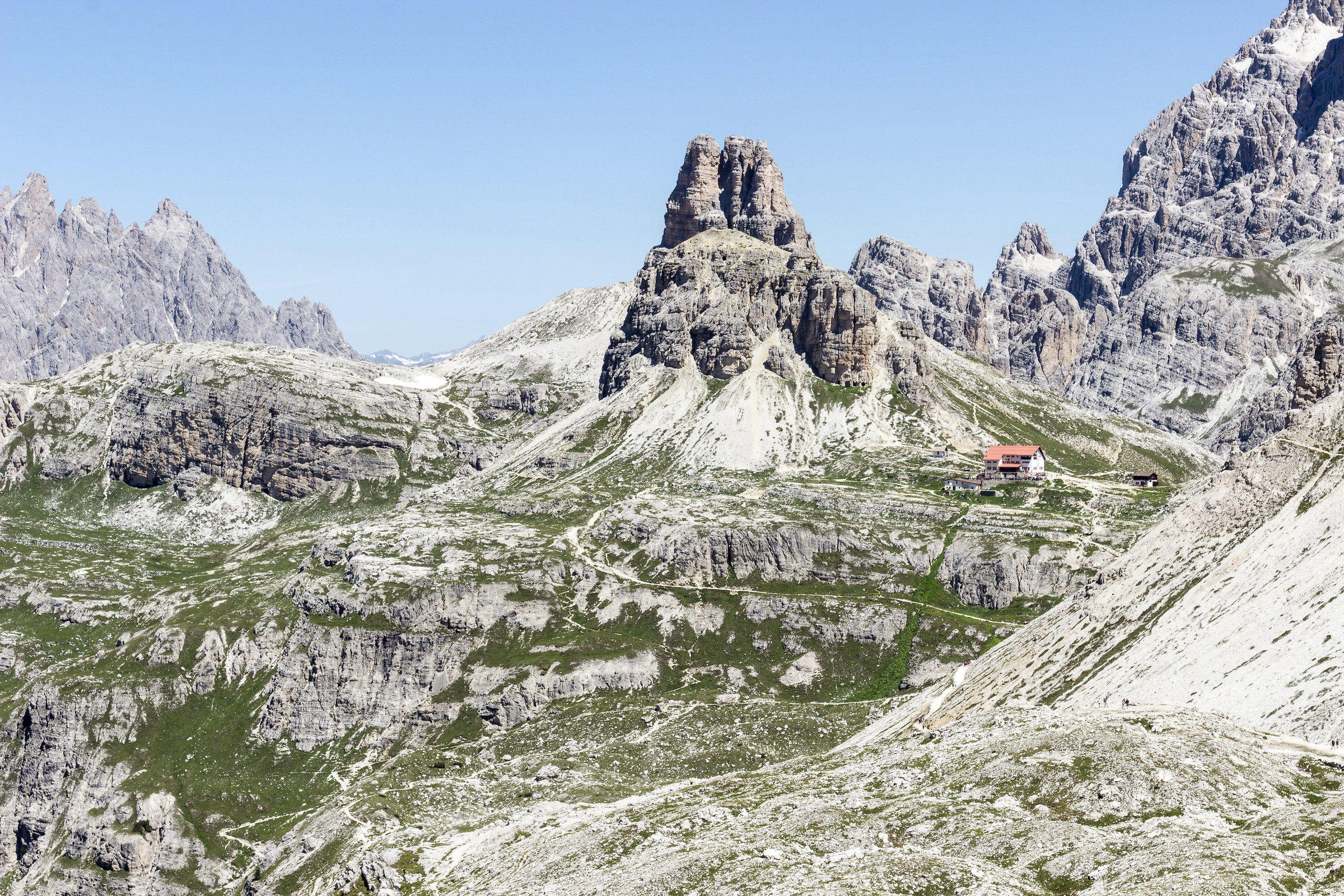 Vista sul Rif. Locatelli dalla forcella Lavaredo
