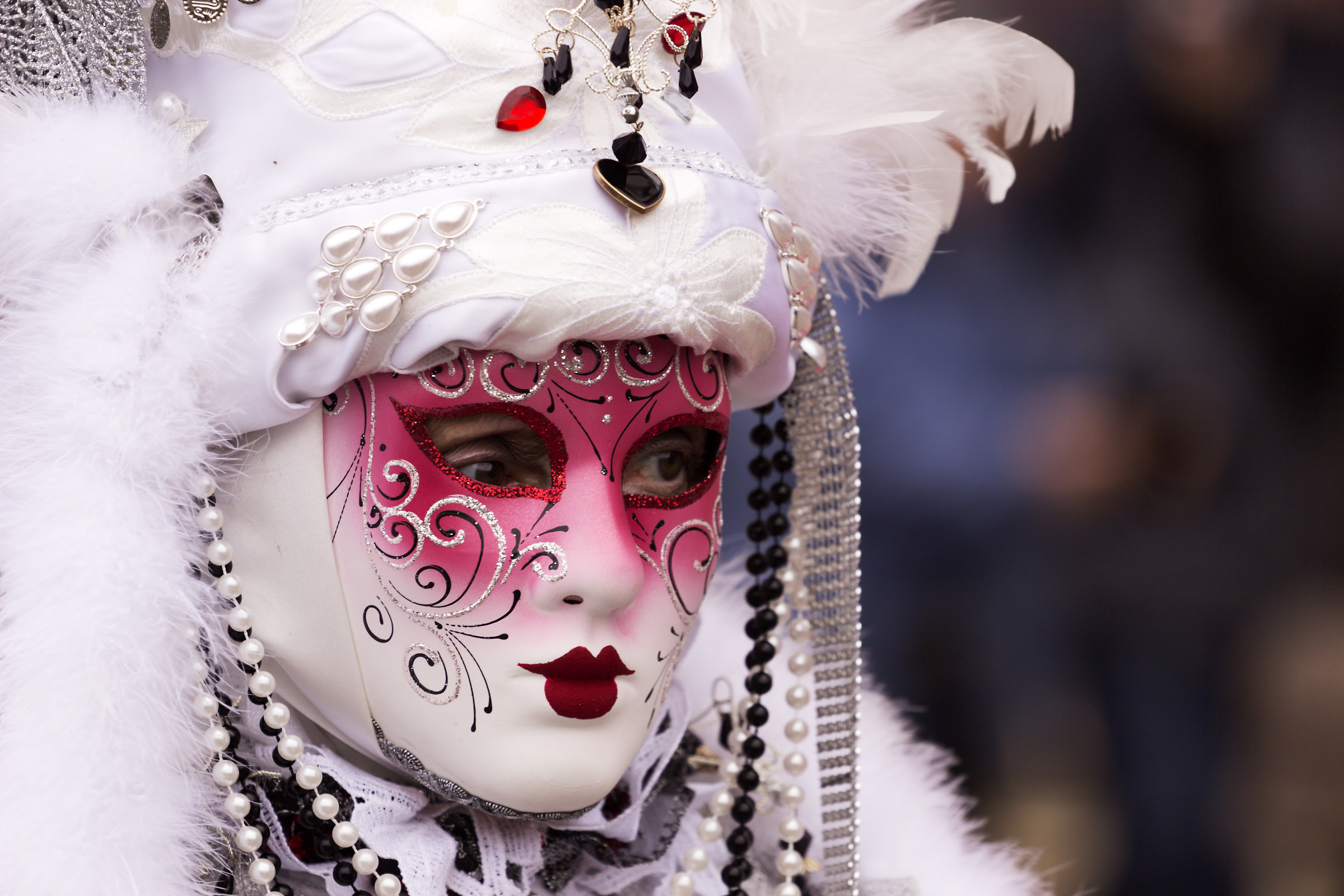 La dama dagli occhi sfuggenti