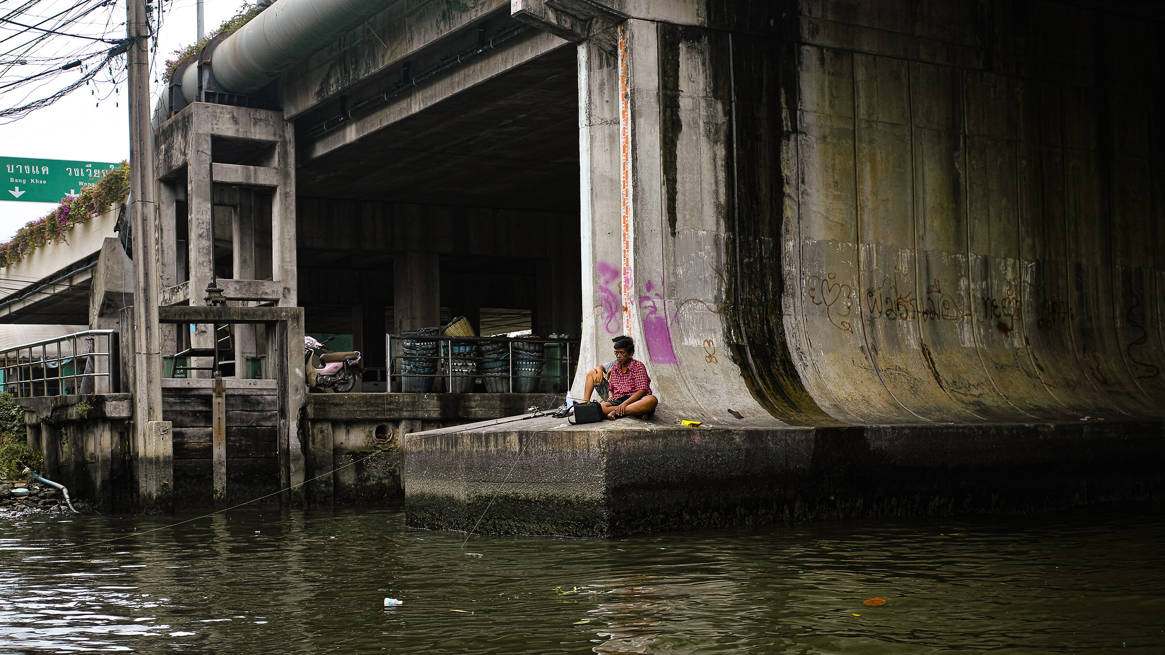 Pescatore sui Klong di Bangkok