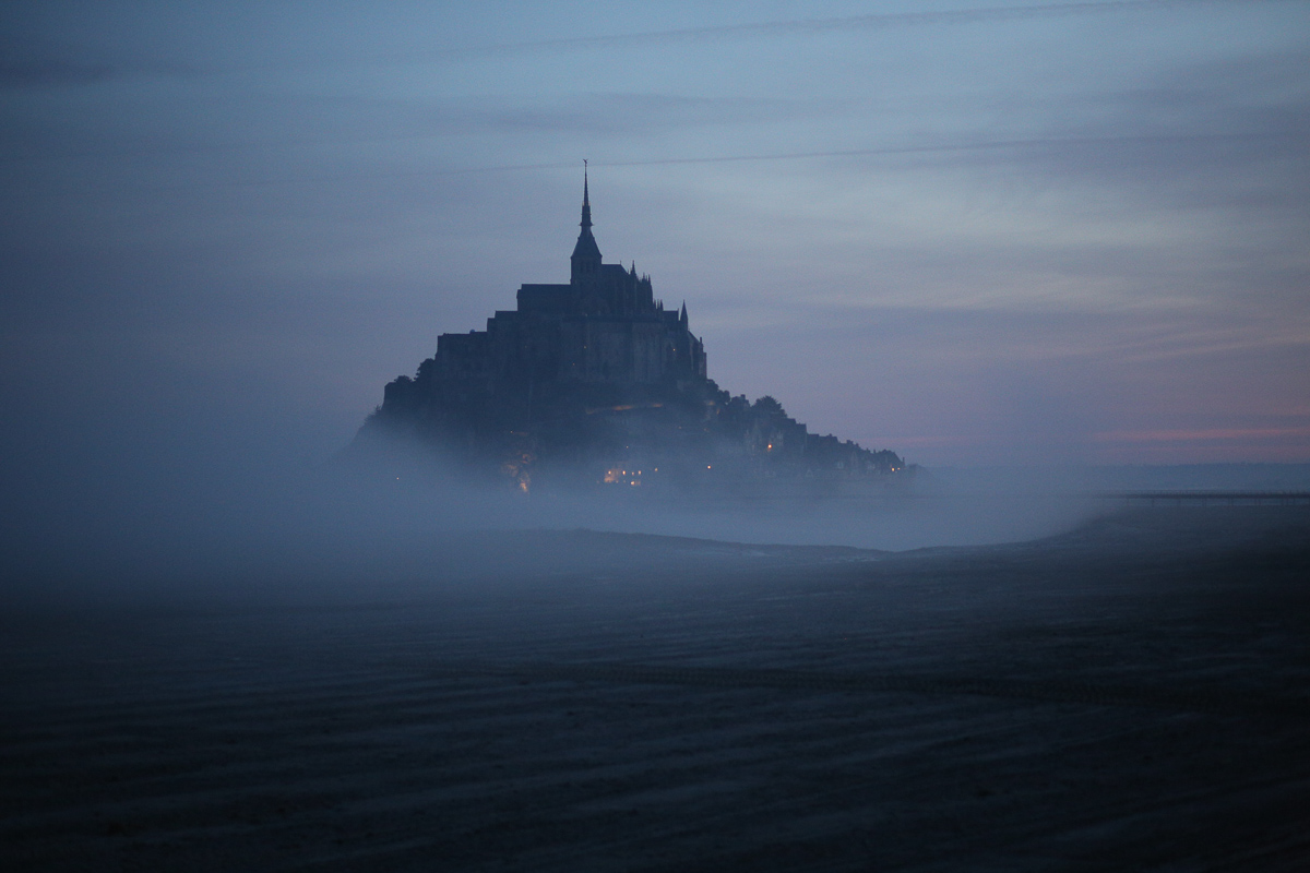 La nebbia avvolge Mont Saint Michel