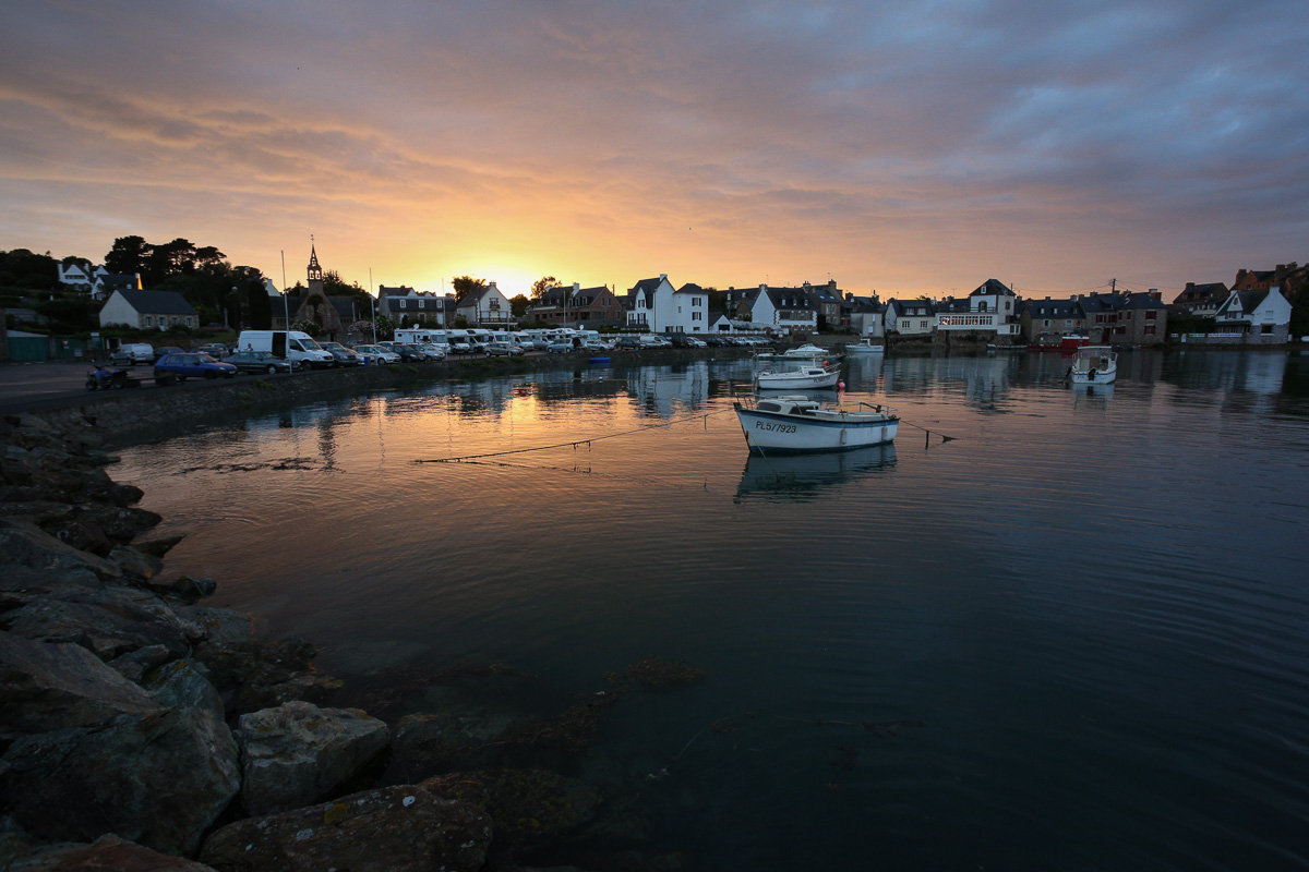 Tramonto infuocato in un piccolo porticciolo della Normandia