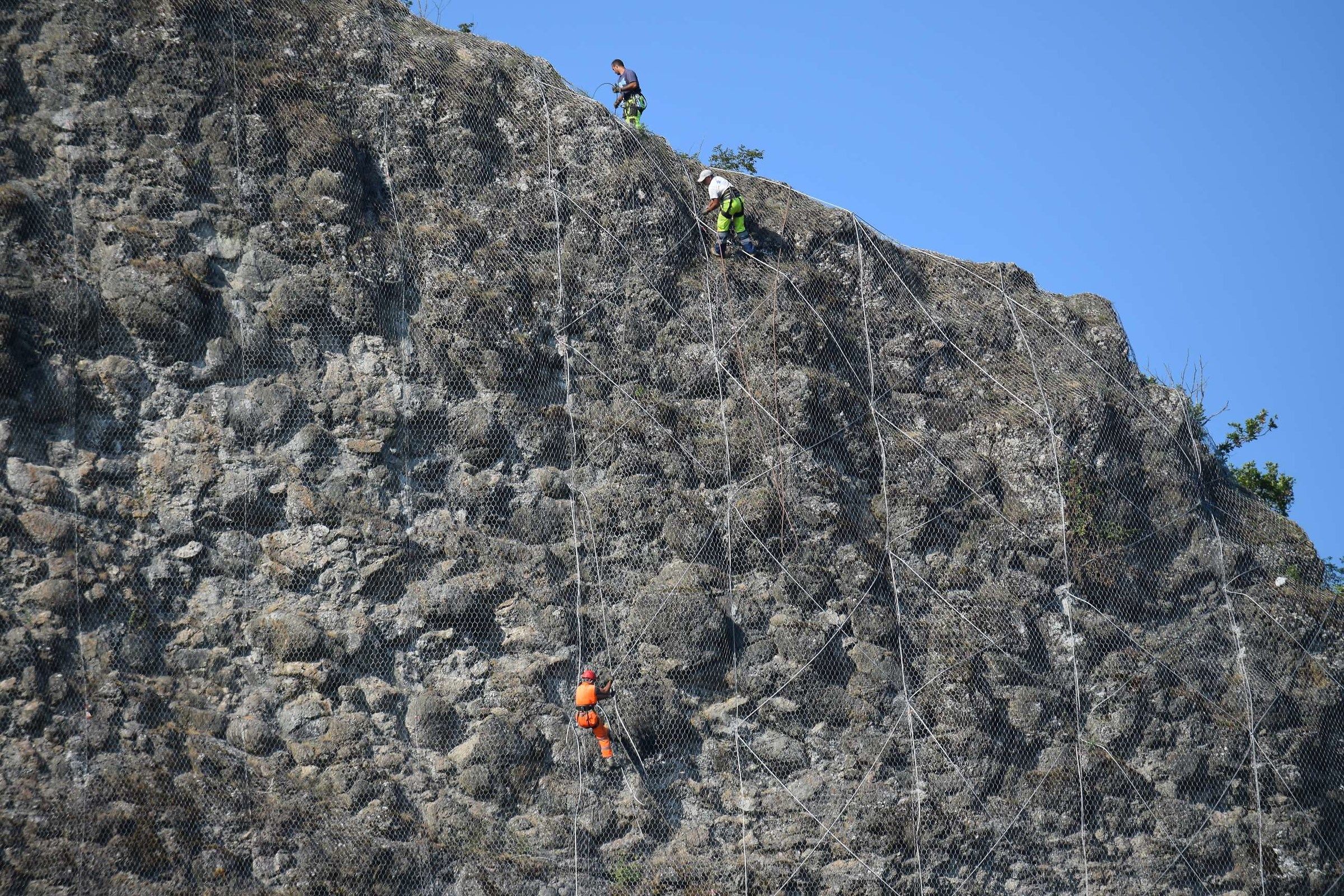 Operai scalatori in Val Trebbia