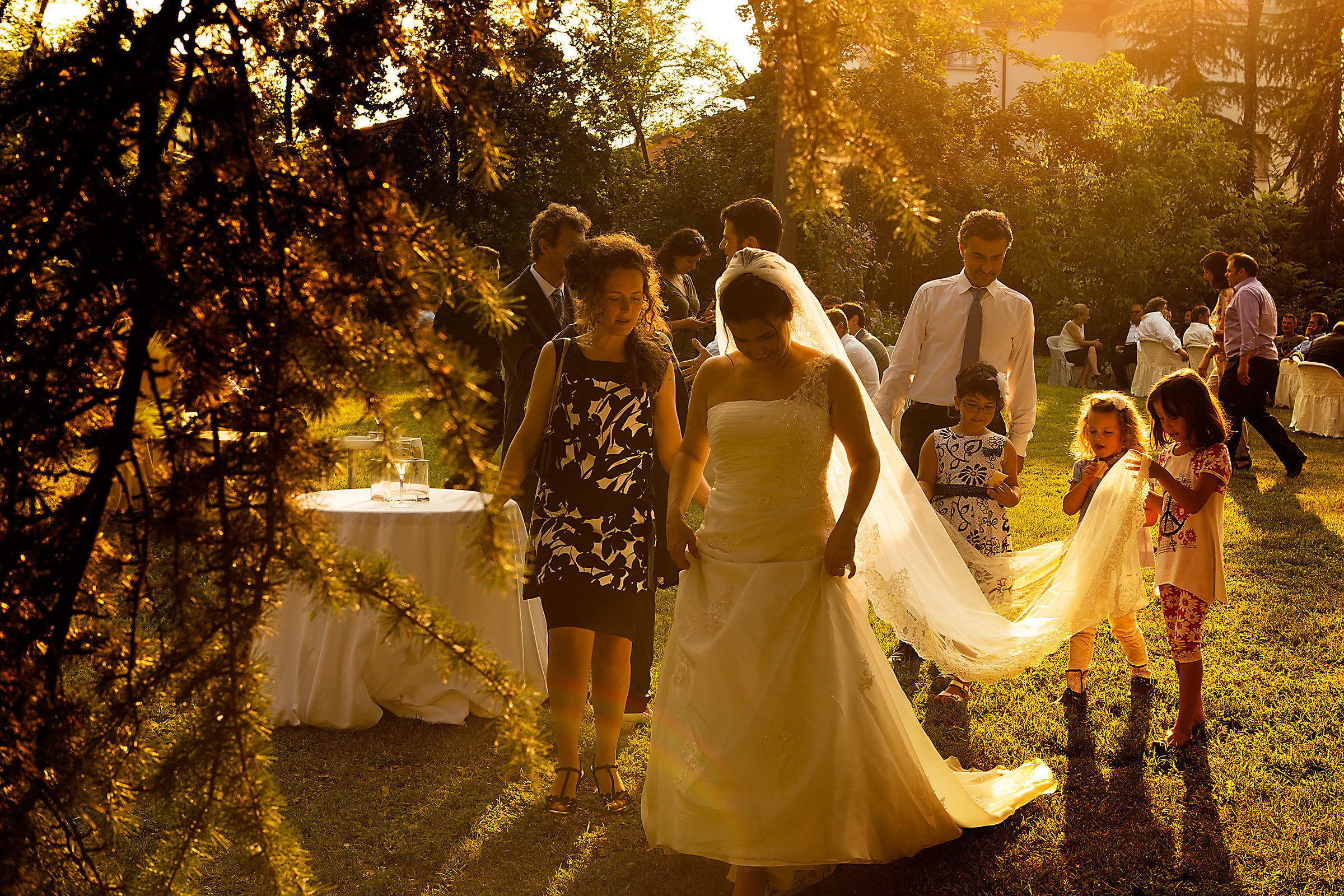 Al calare del sole, inizia la festa