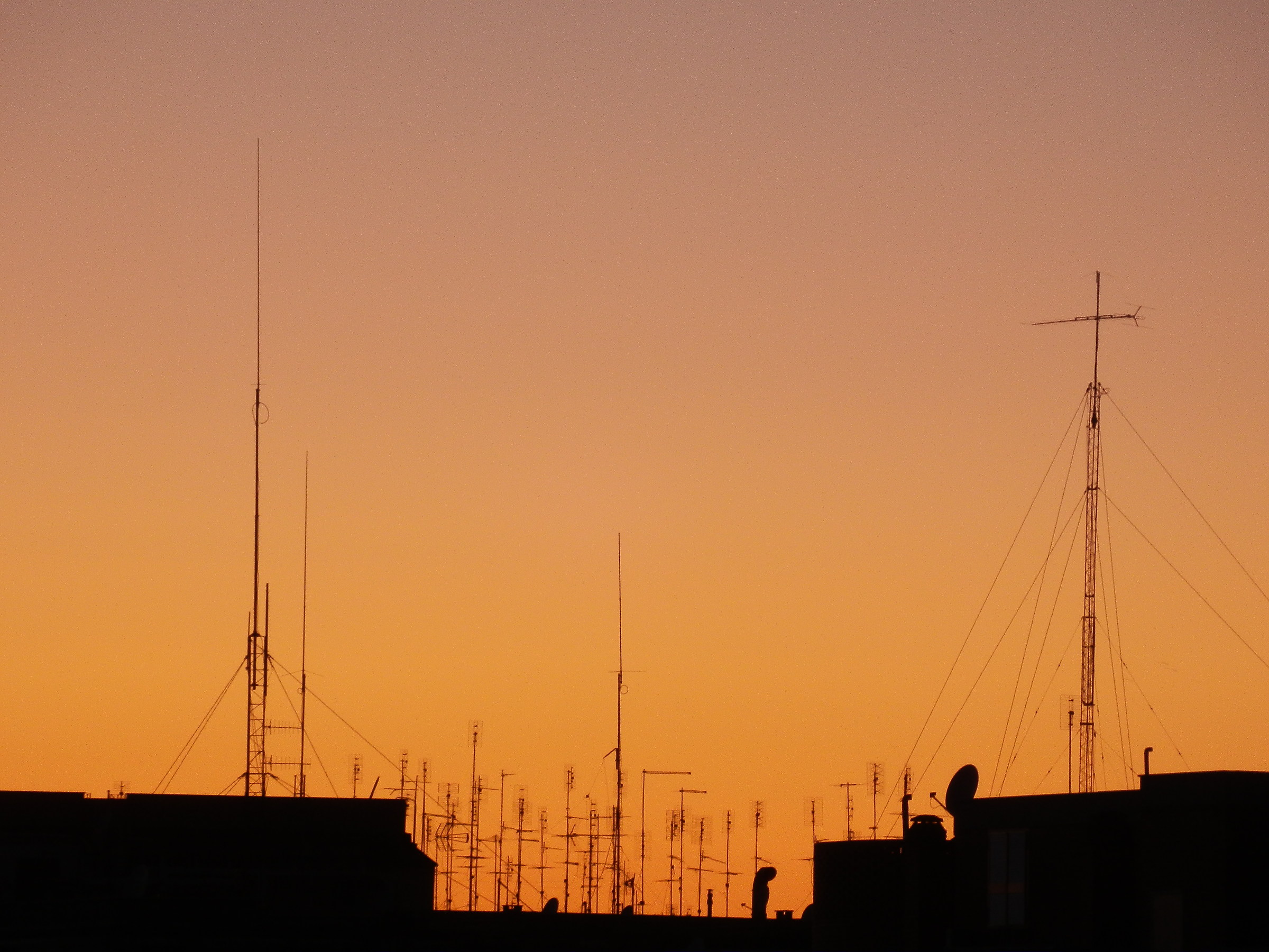 Antenne al tramonto al quartiere San Paolo (Roma)