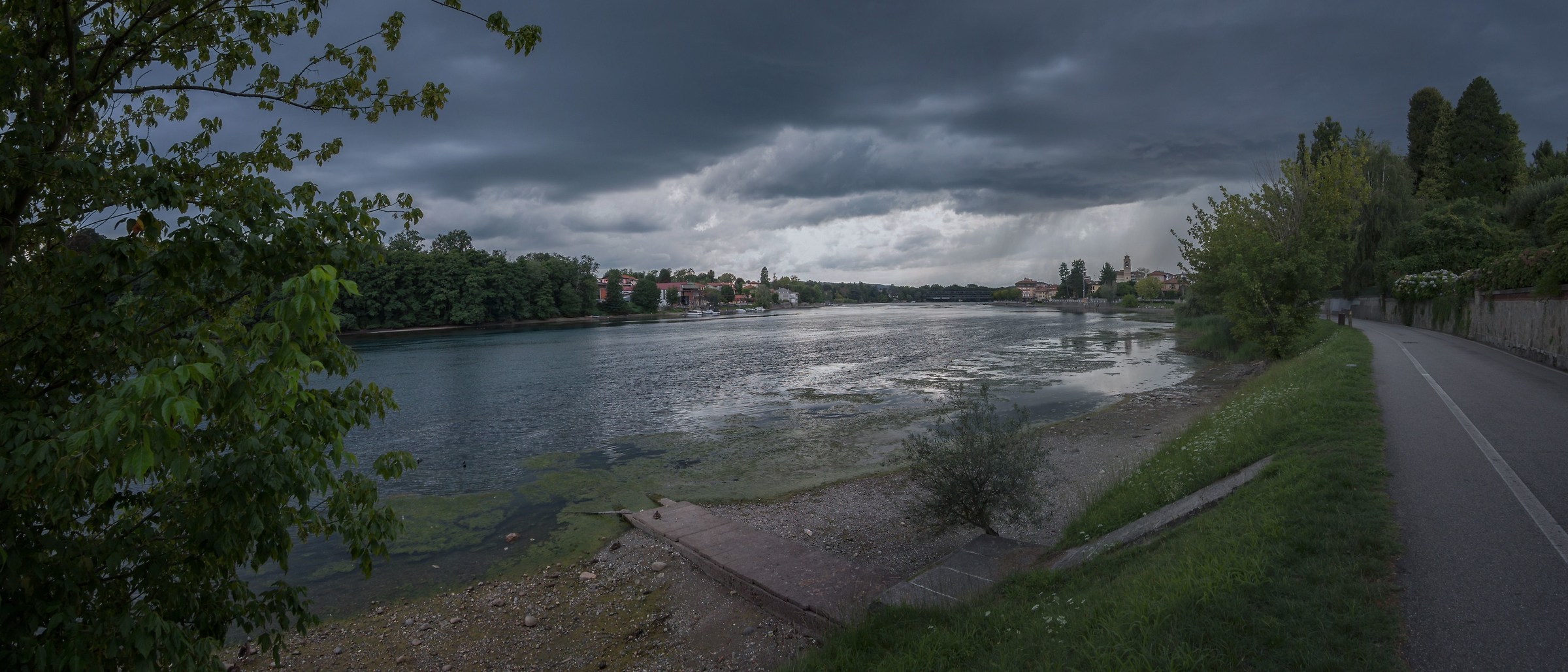 Pomeriggio estivo sull'alzaia con temporale imminente 1