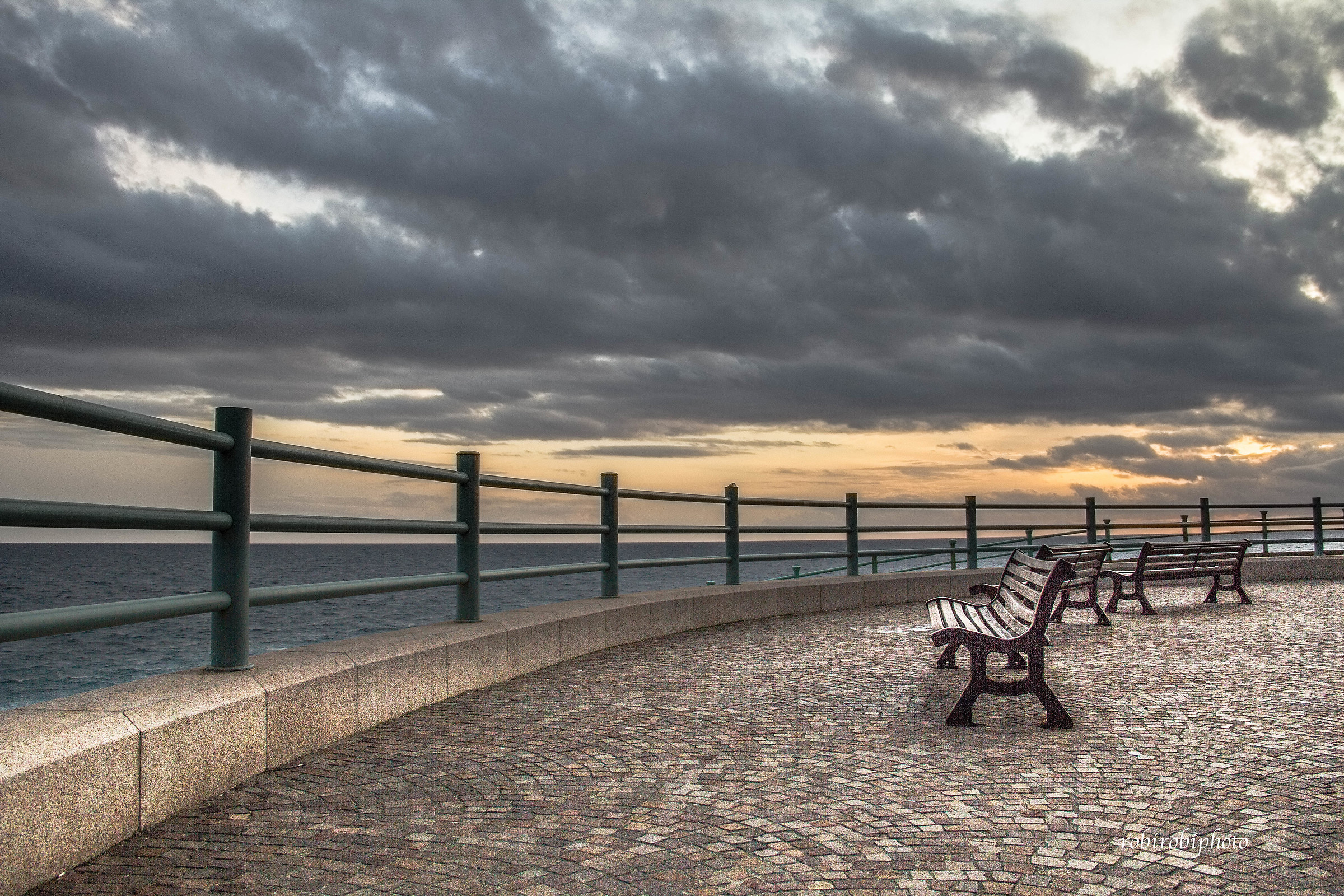 panchine al tramonto