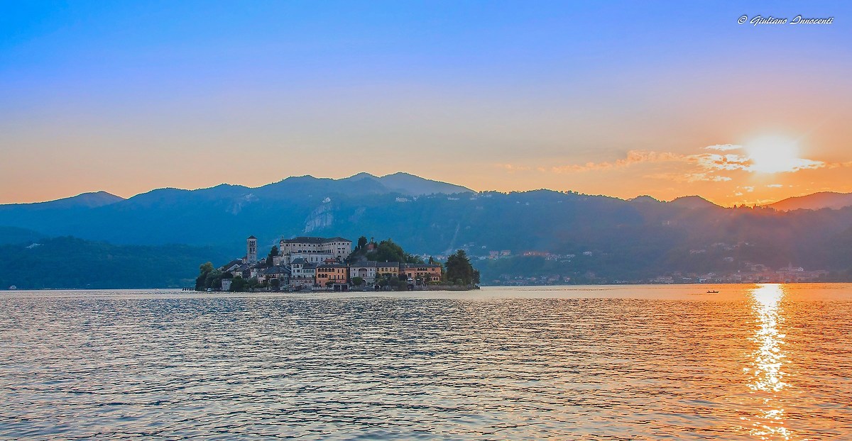The colors of the sunset to the island of San Giulio