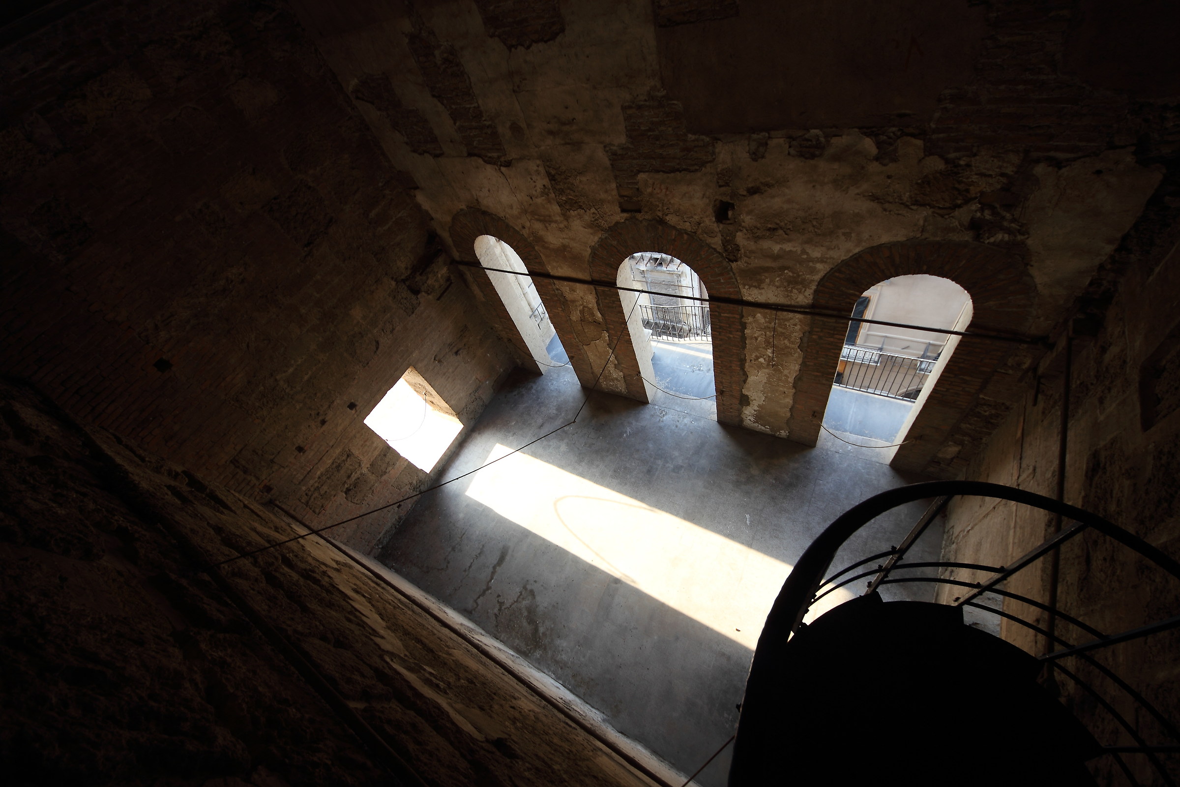 Luci archi linee ombre