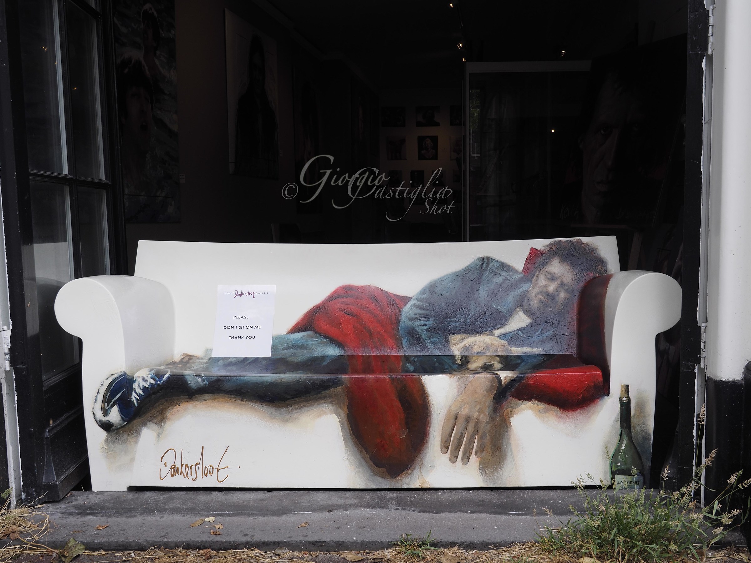 Sofa self-sufficient