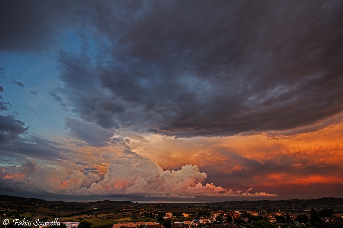 Da Recanati, tramonto di fuoco sotto la pioggia