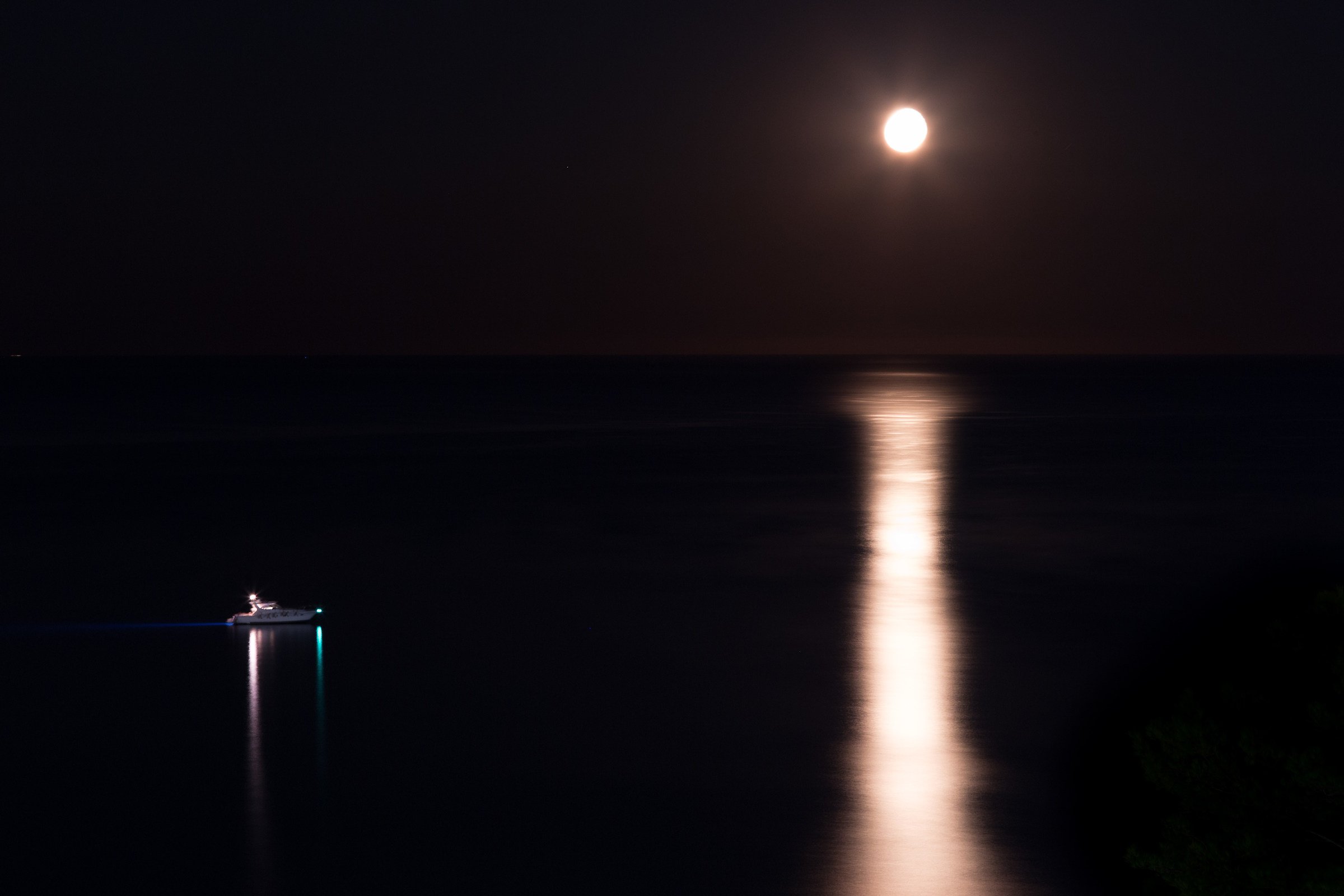 luna rossa sul golfo