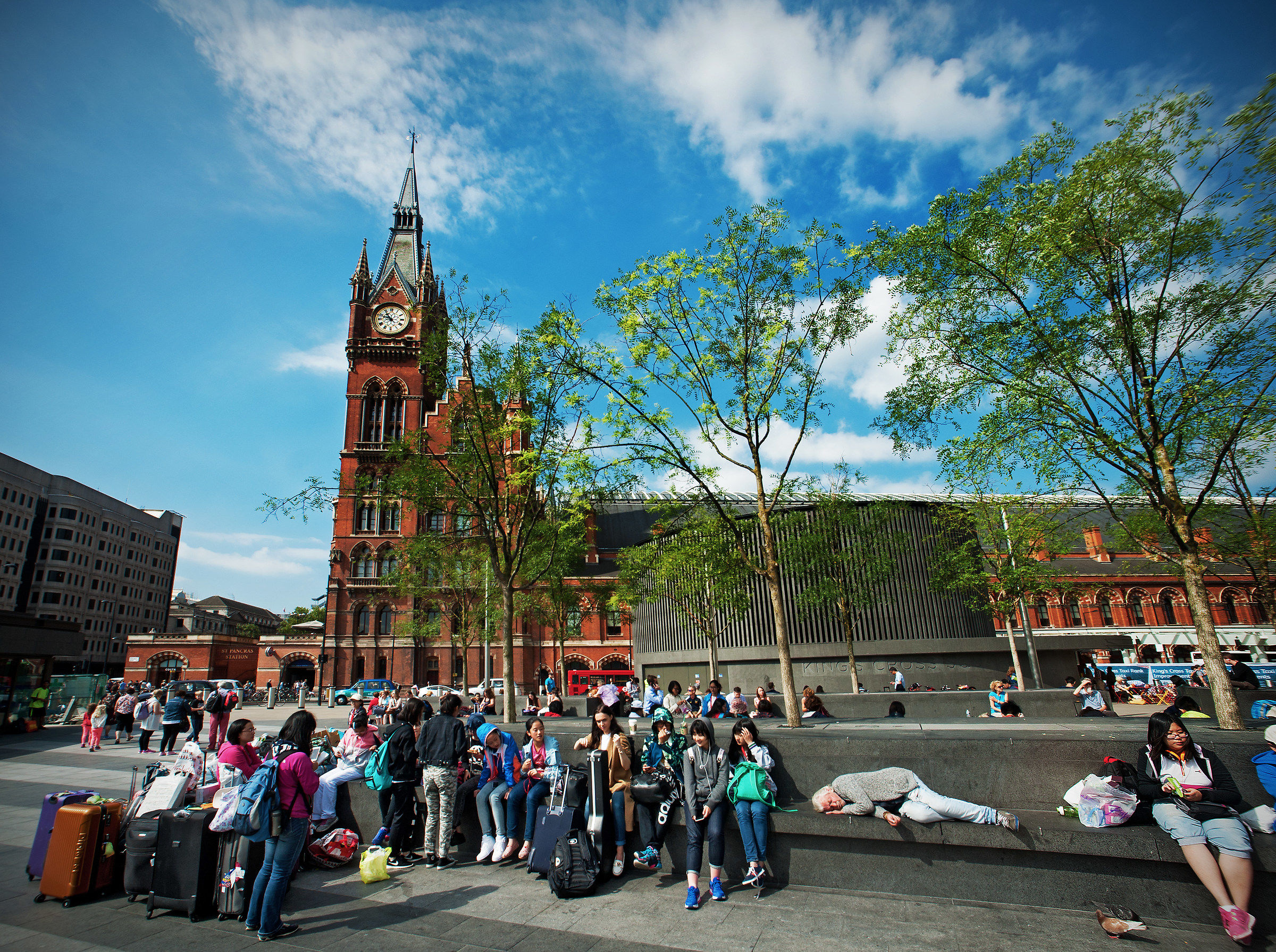 Sabato, in estate, Londra (colore)