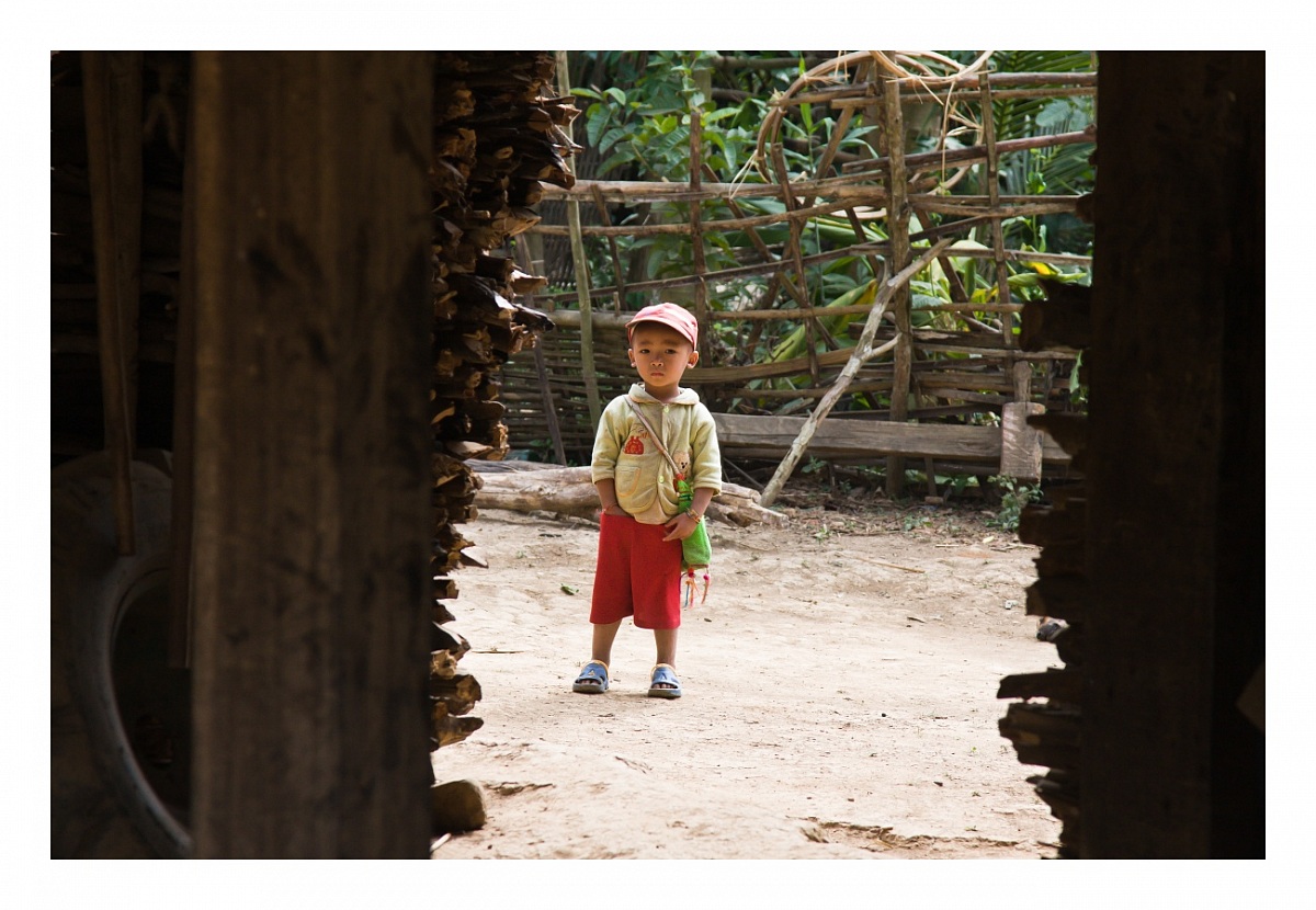 Bambino verso scuola