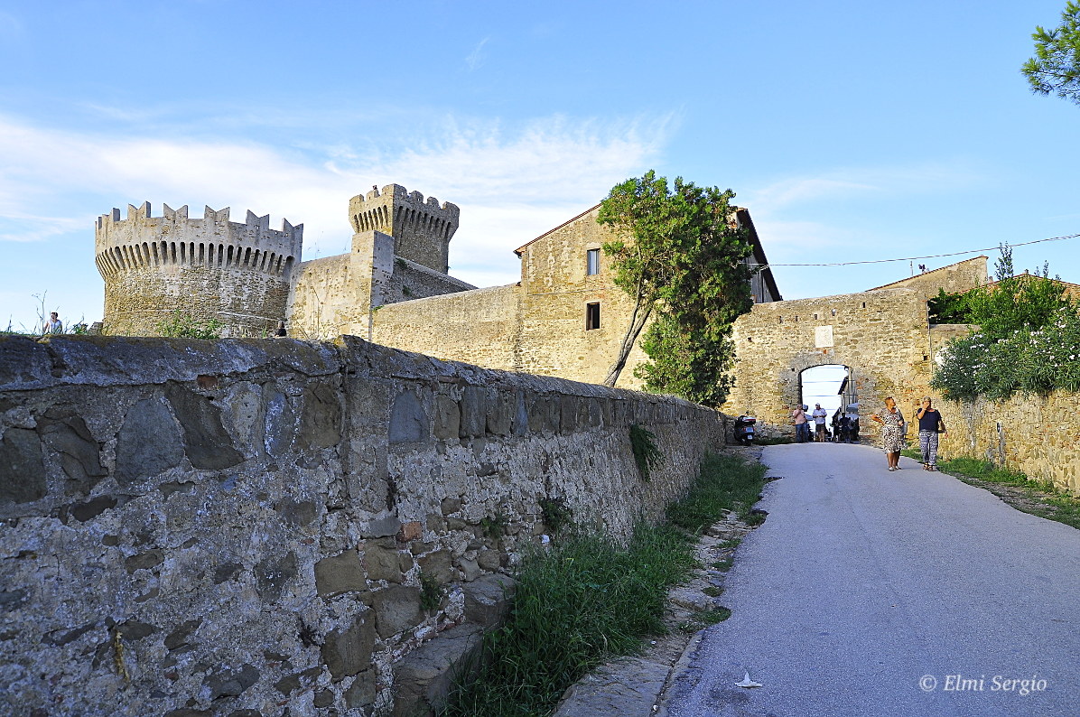 Entry castle populonia high