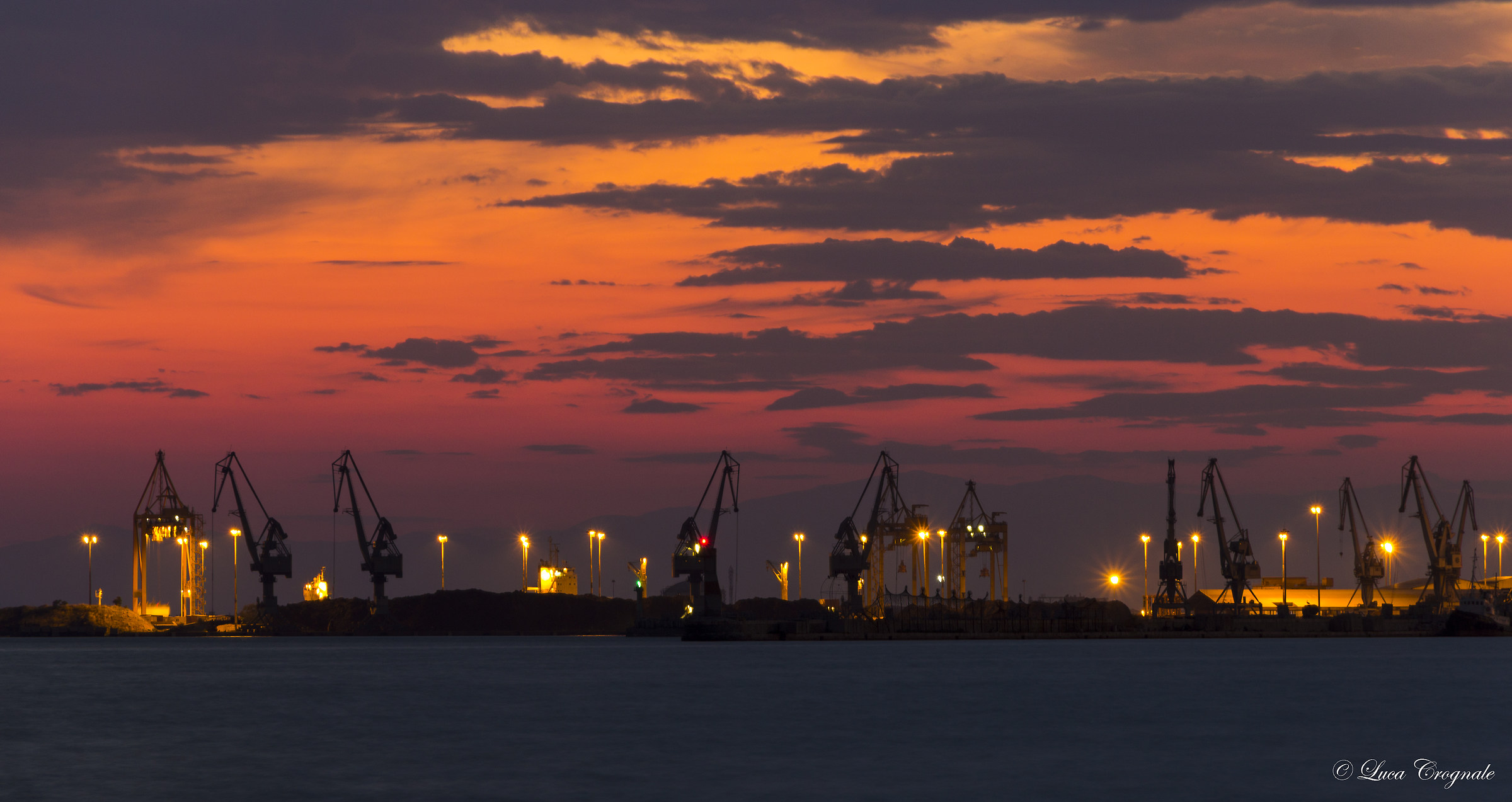 Cala il buio sul porto