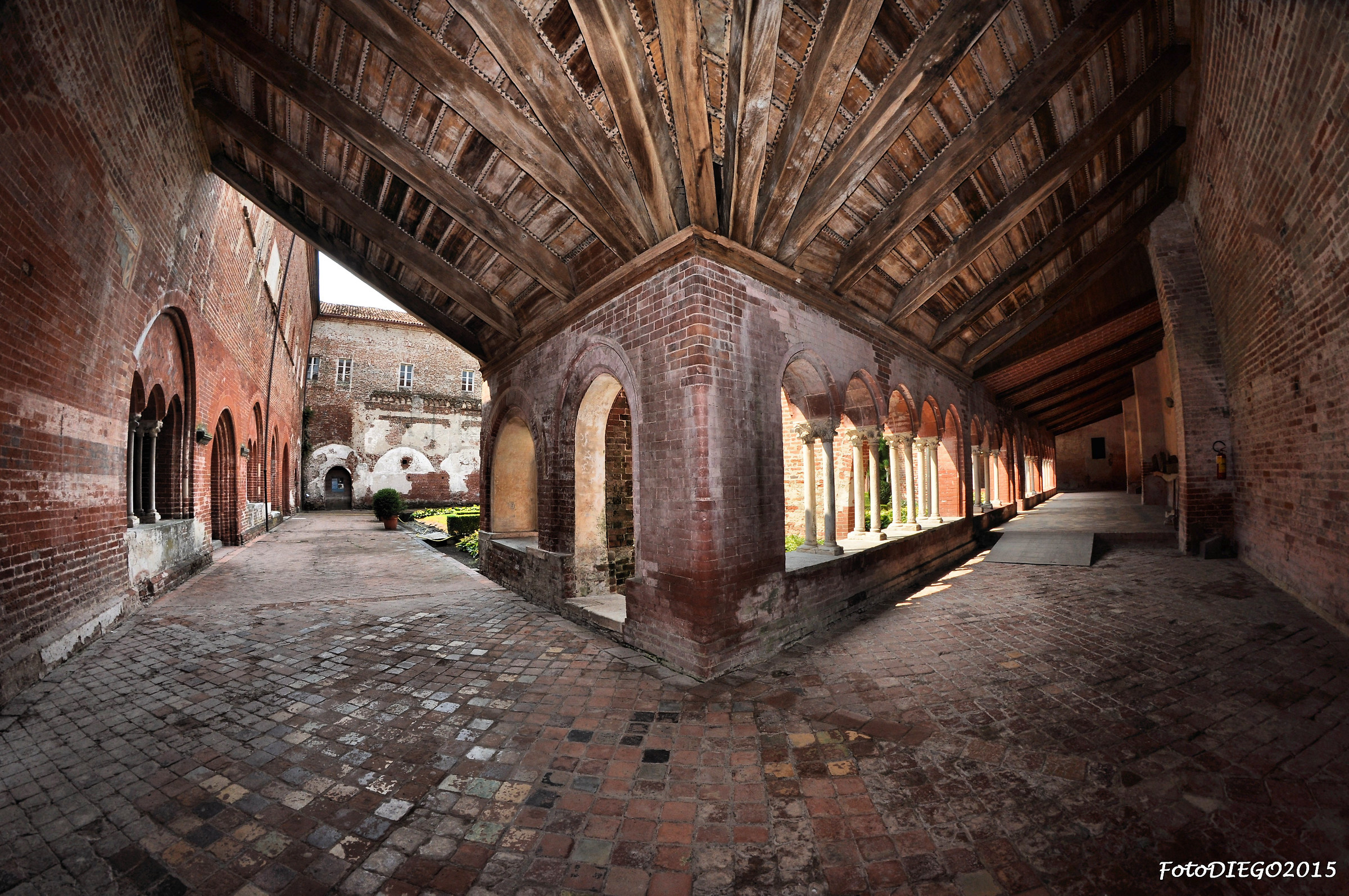 Abbazia di Staffarda, il chiostro