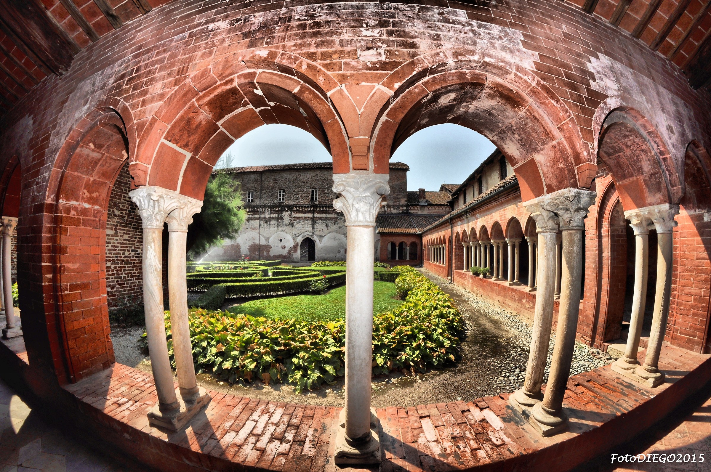 Staffarda, the cloister