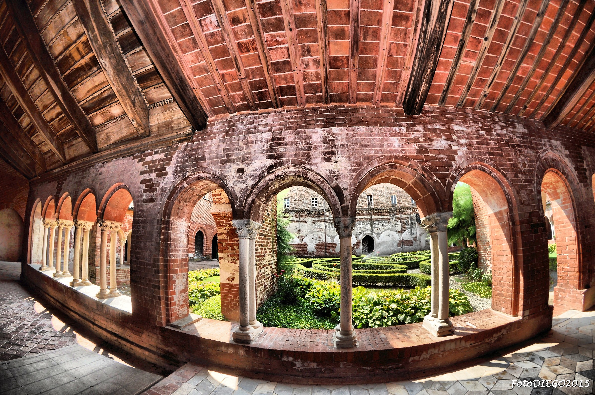 Staffarda, il chiostro dell'abbazia