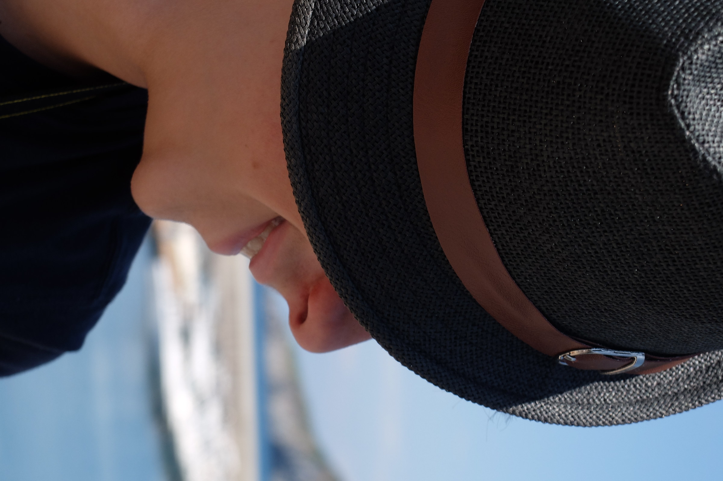 Chi ride dietro al cappello?