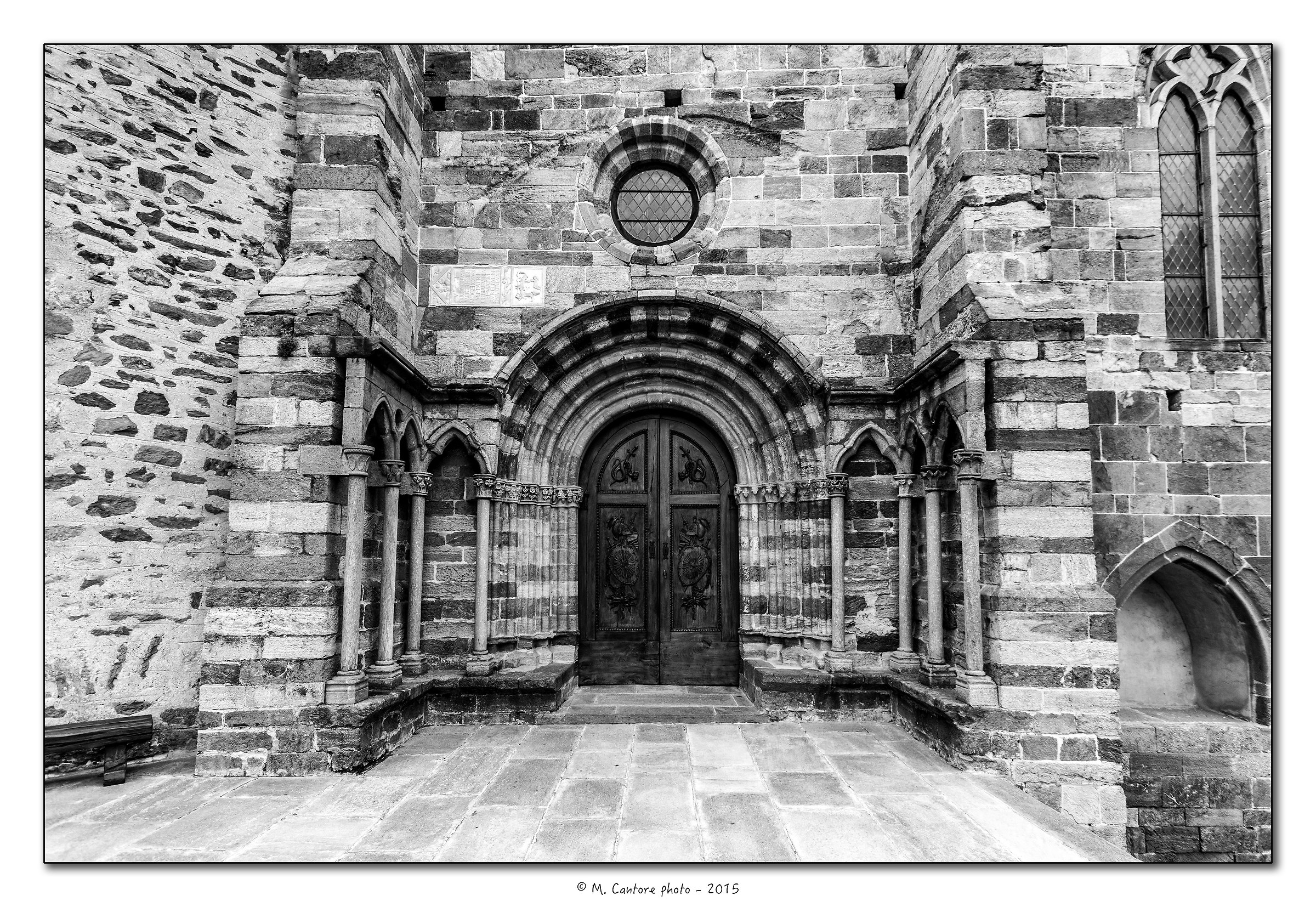 Il portone d'ingresso alla Chiesa