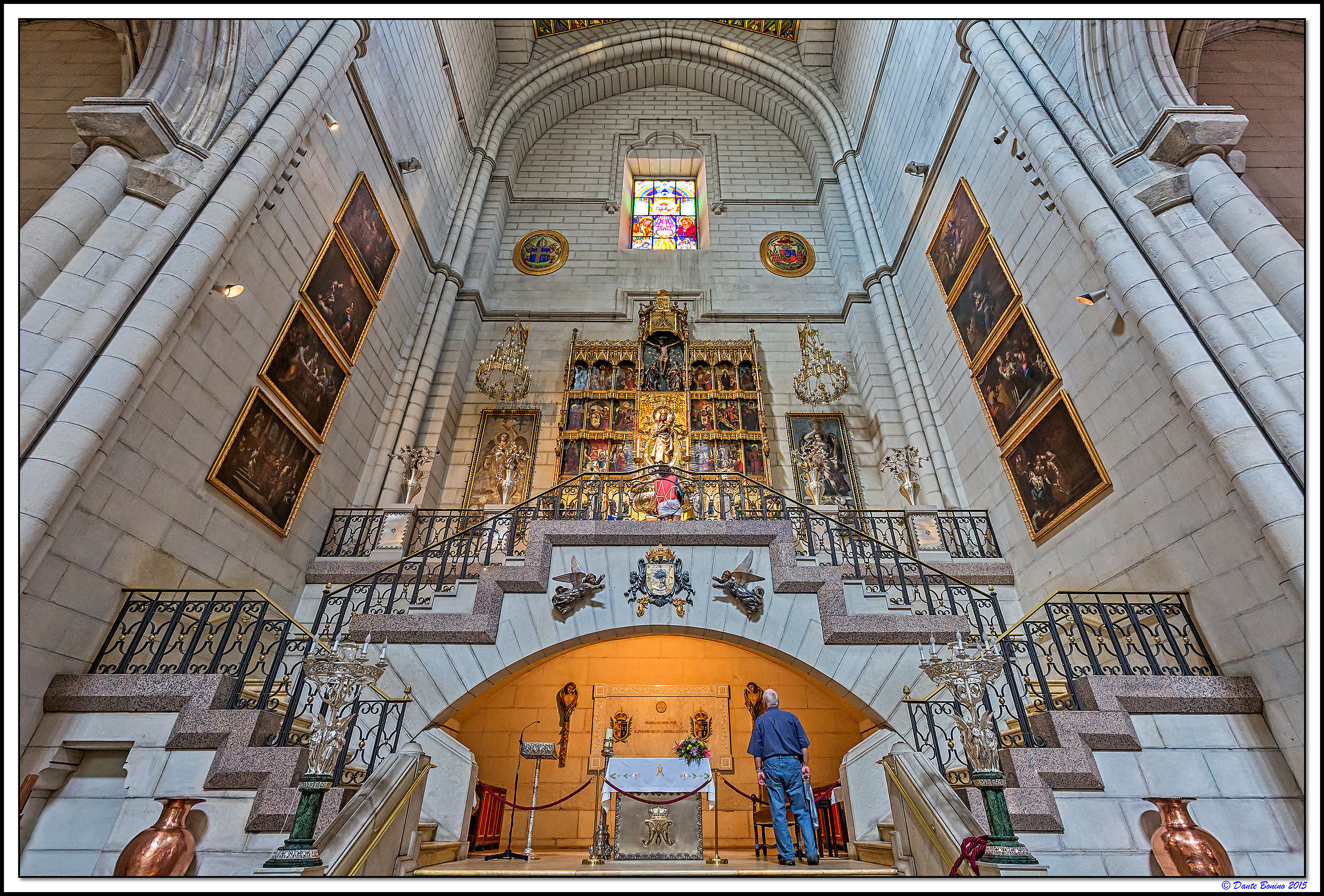 Almudena Cathedral: Altar