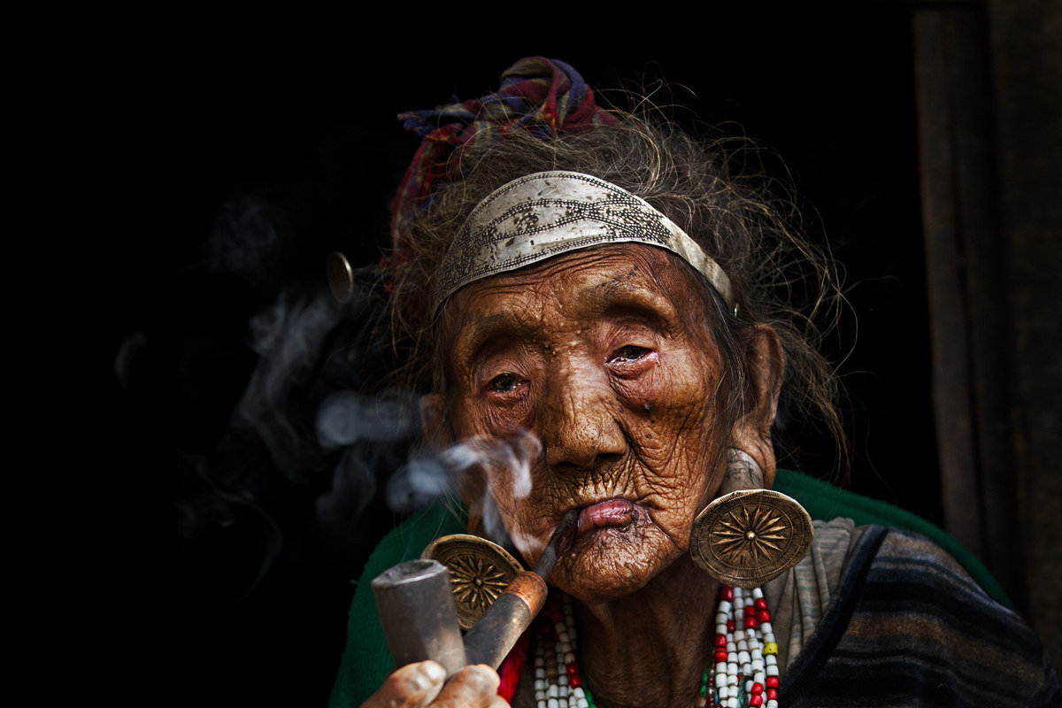 Smoking damages the skin !!