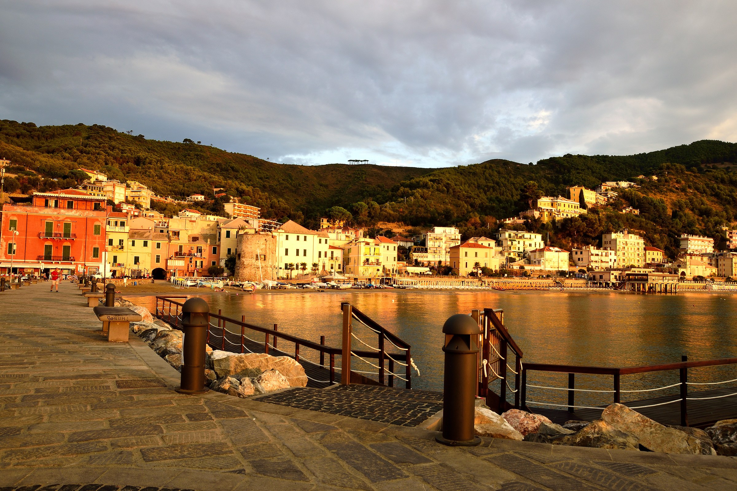 alba sul porticciolo di Laigueglia
