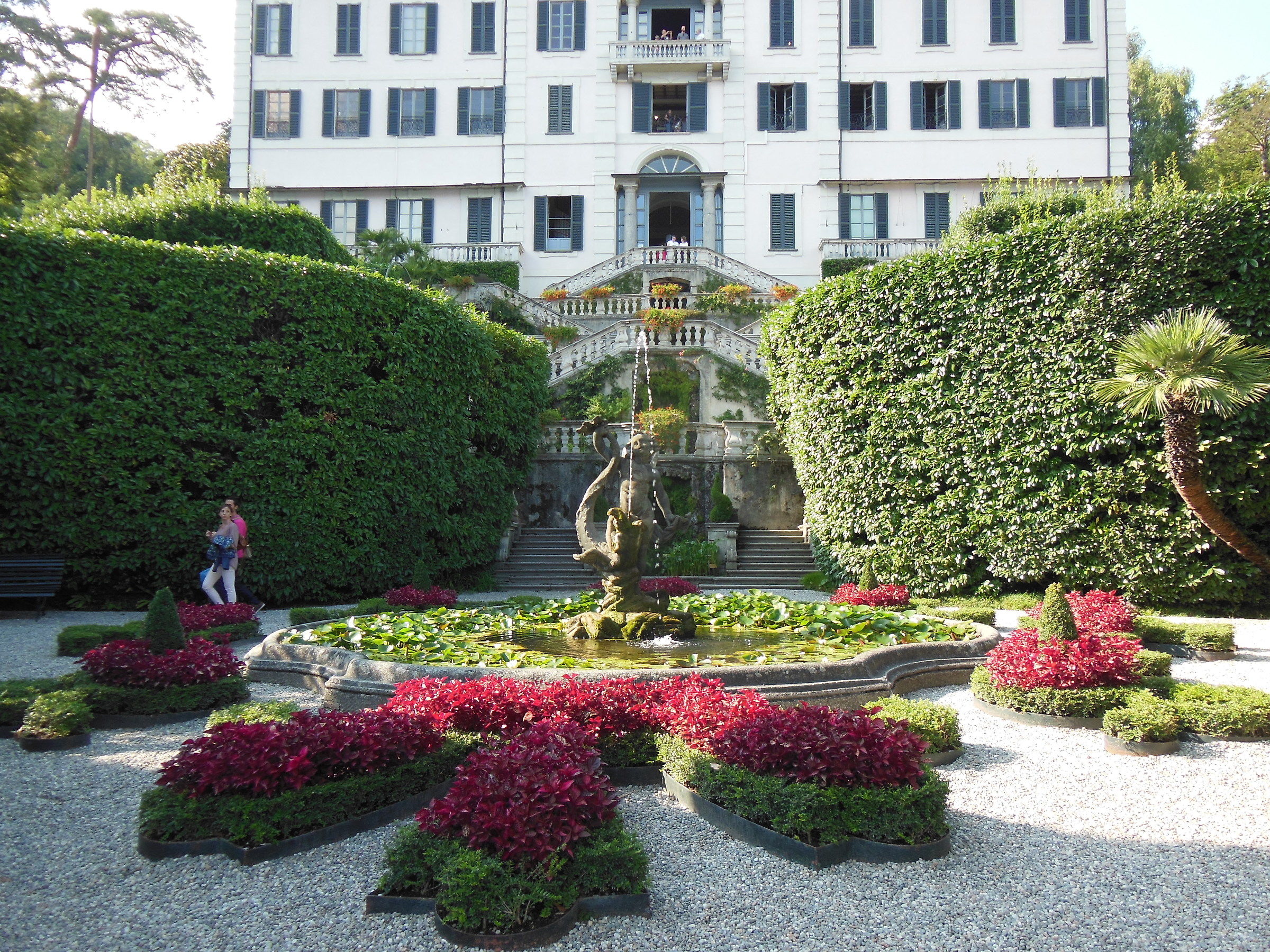Un'altra ripresa di Villa Carlotta e del suo giardino.