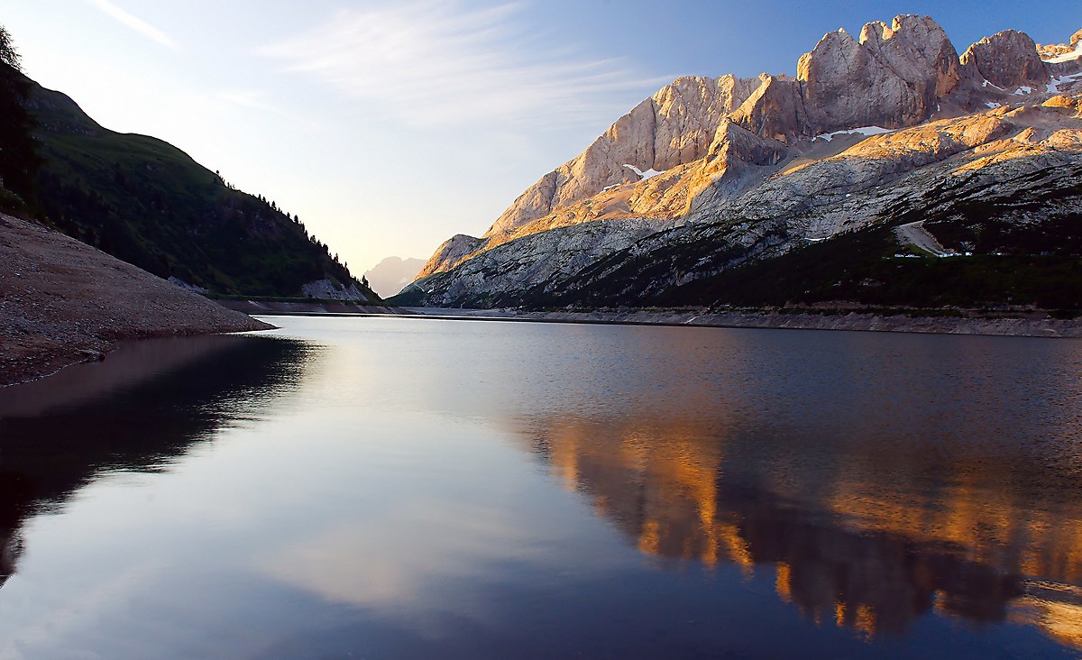 First light lake Fedaia