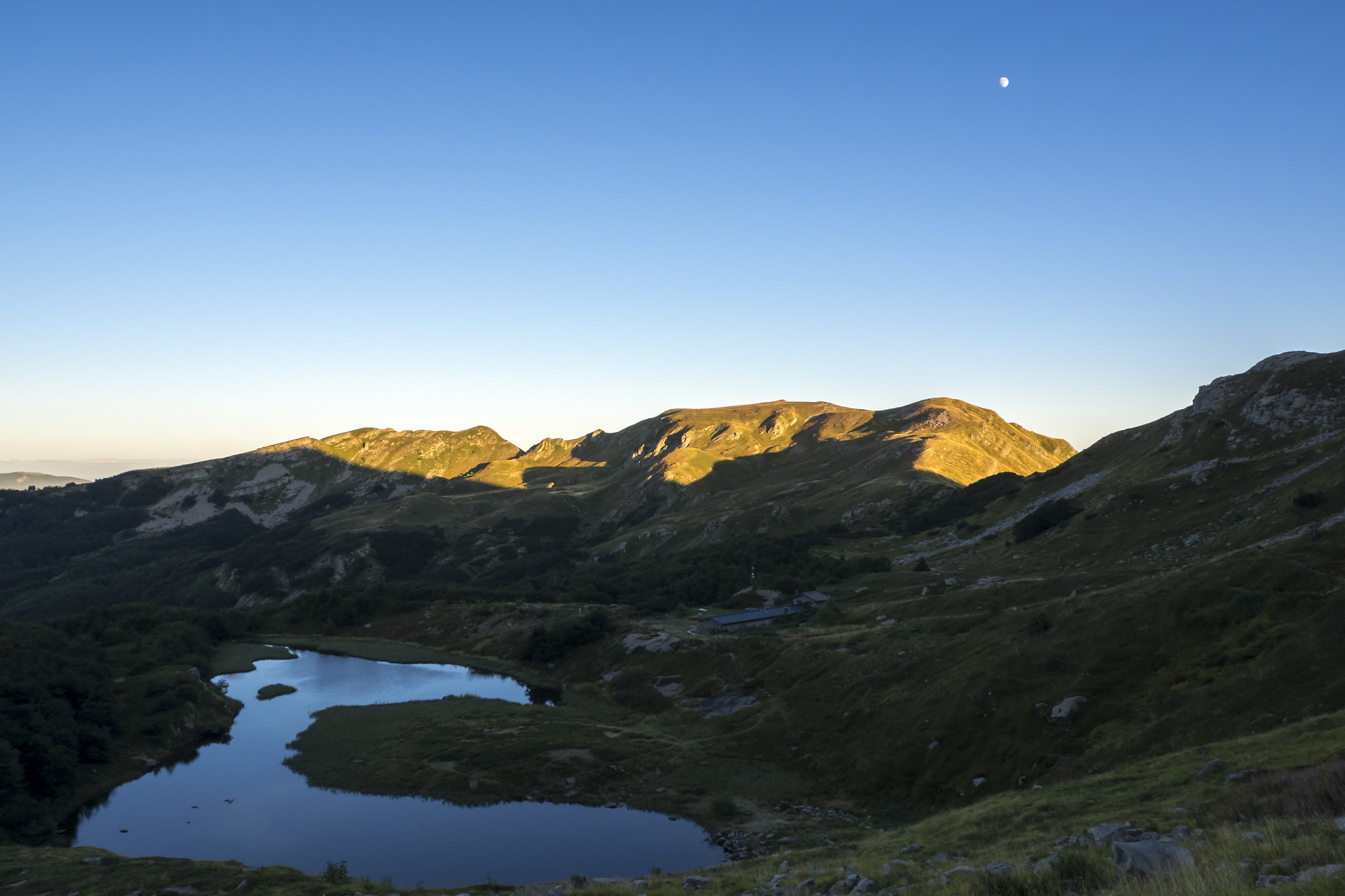 Lago Nero al tramonto con luna