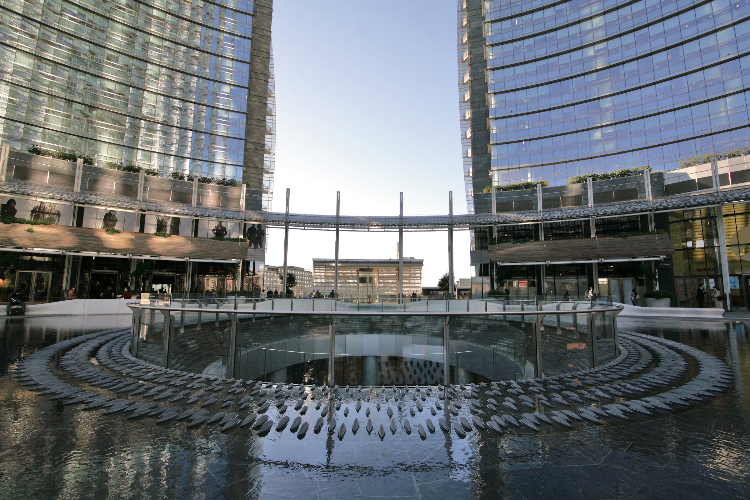 the hole: richiami dal cosmo