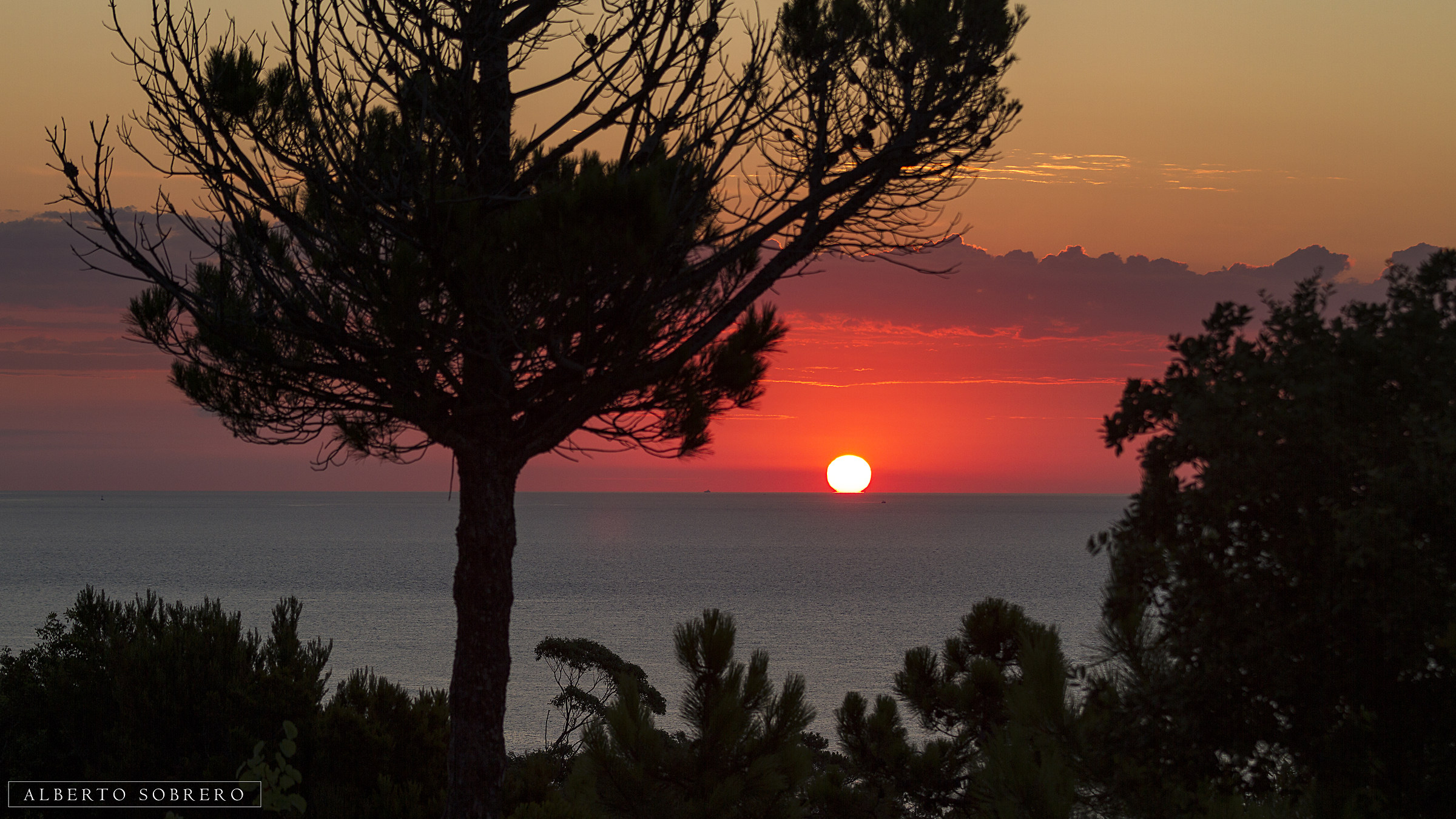 Le calde sfumature dell'alba sull'Esterel