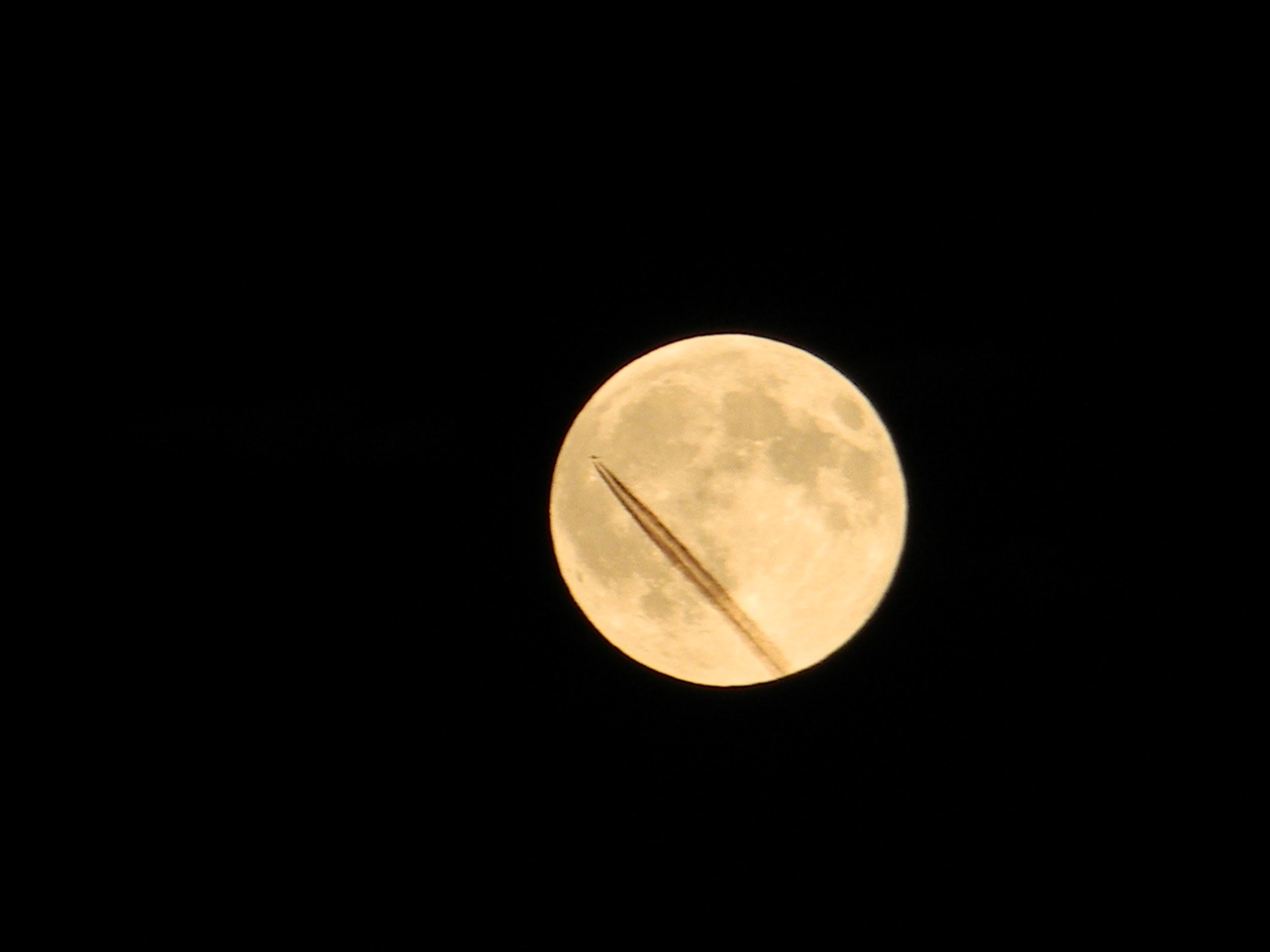 luna con scia d'aereo