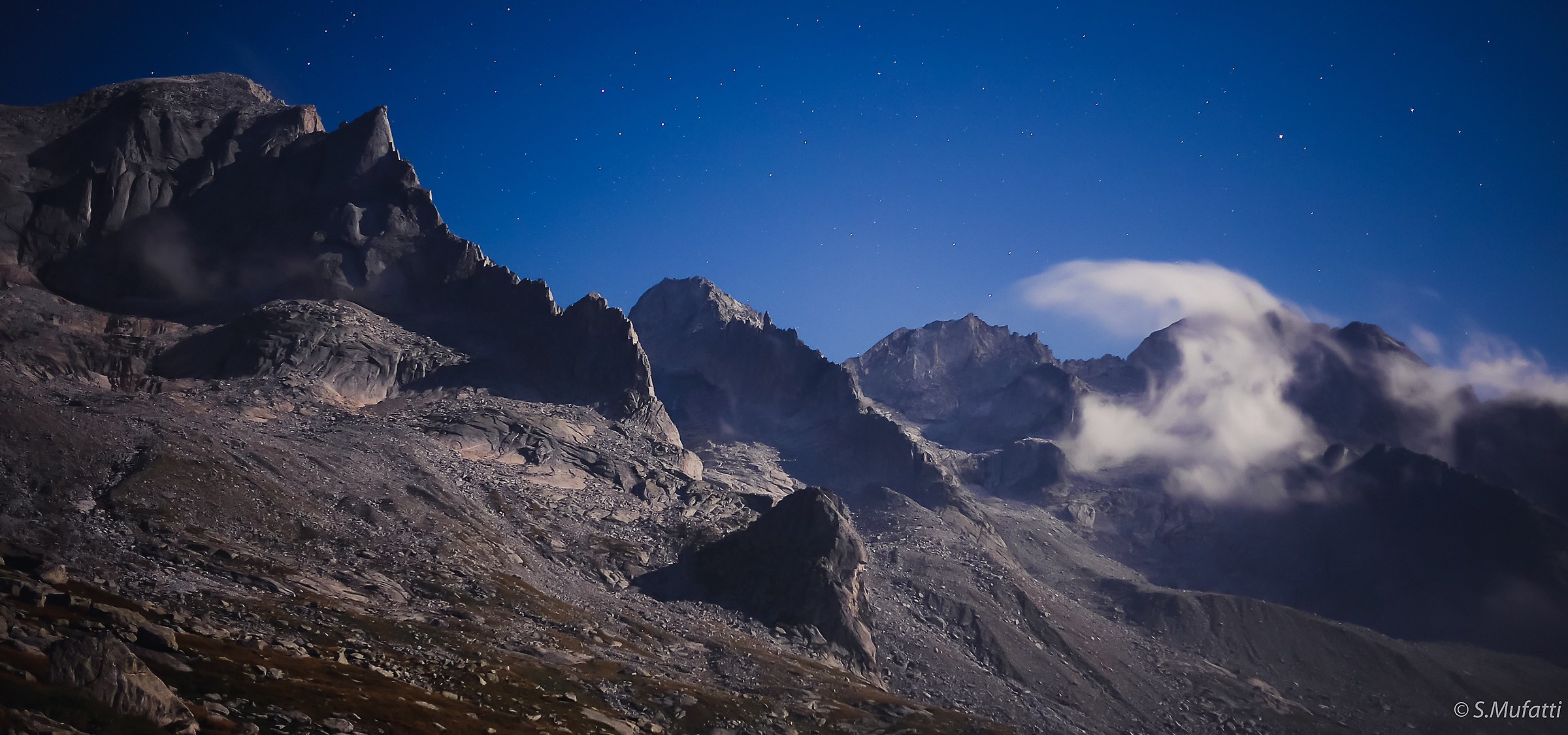 Lo skyline notturno dello spigolo Vinci al Cengalo
