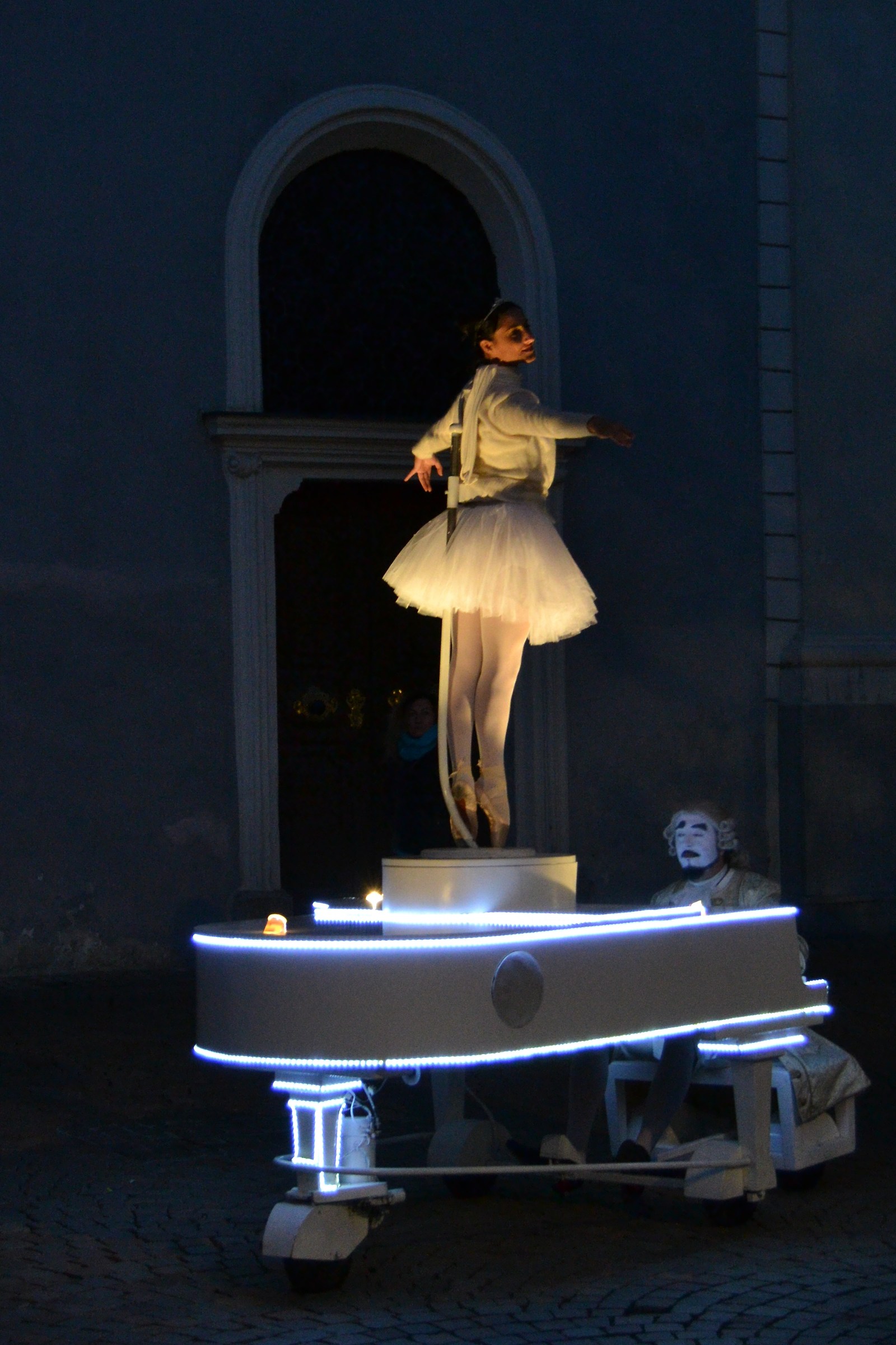 Brixen in party - dancing on the piano