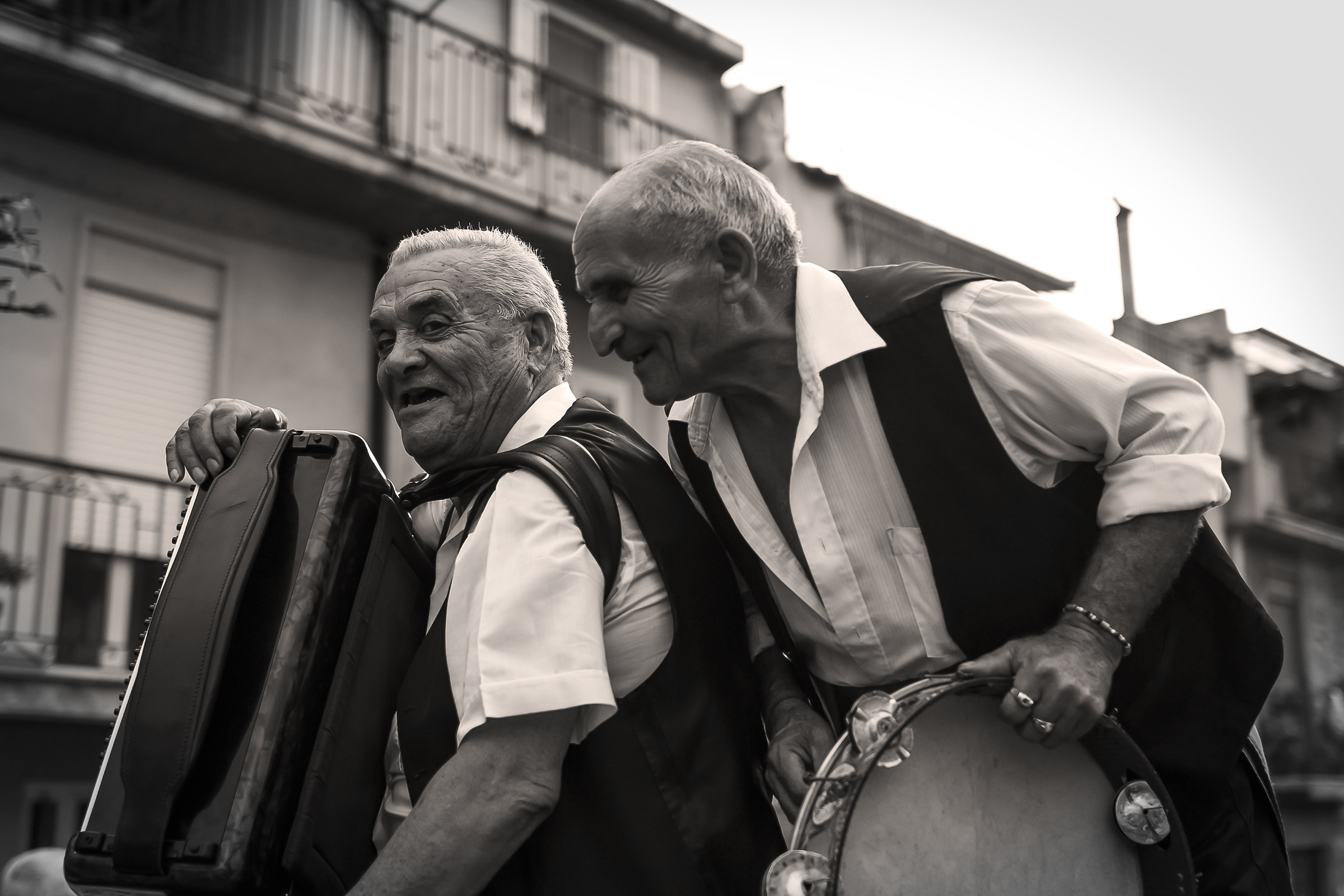 accumiciamu? (iniziamo?)