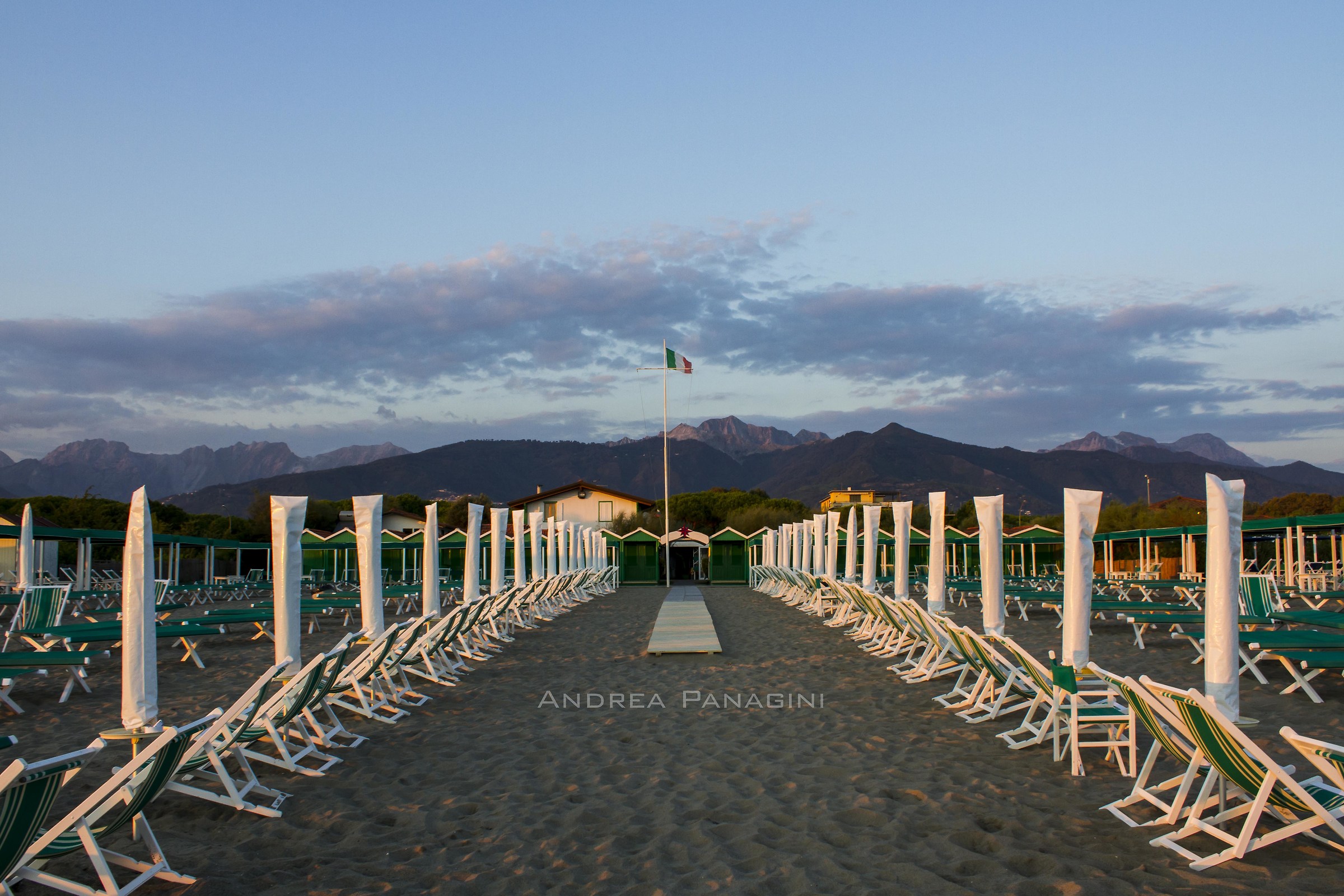 Ombrelloni in fila al tramonto