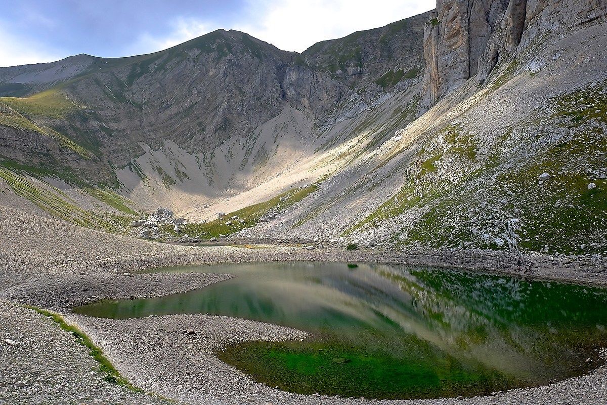 in fondo a quel lago un mistero ci sta....