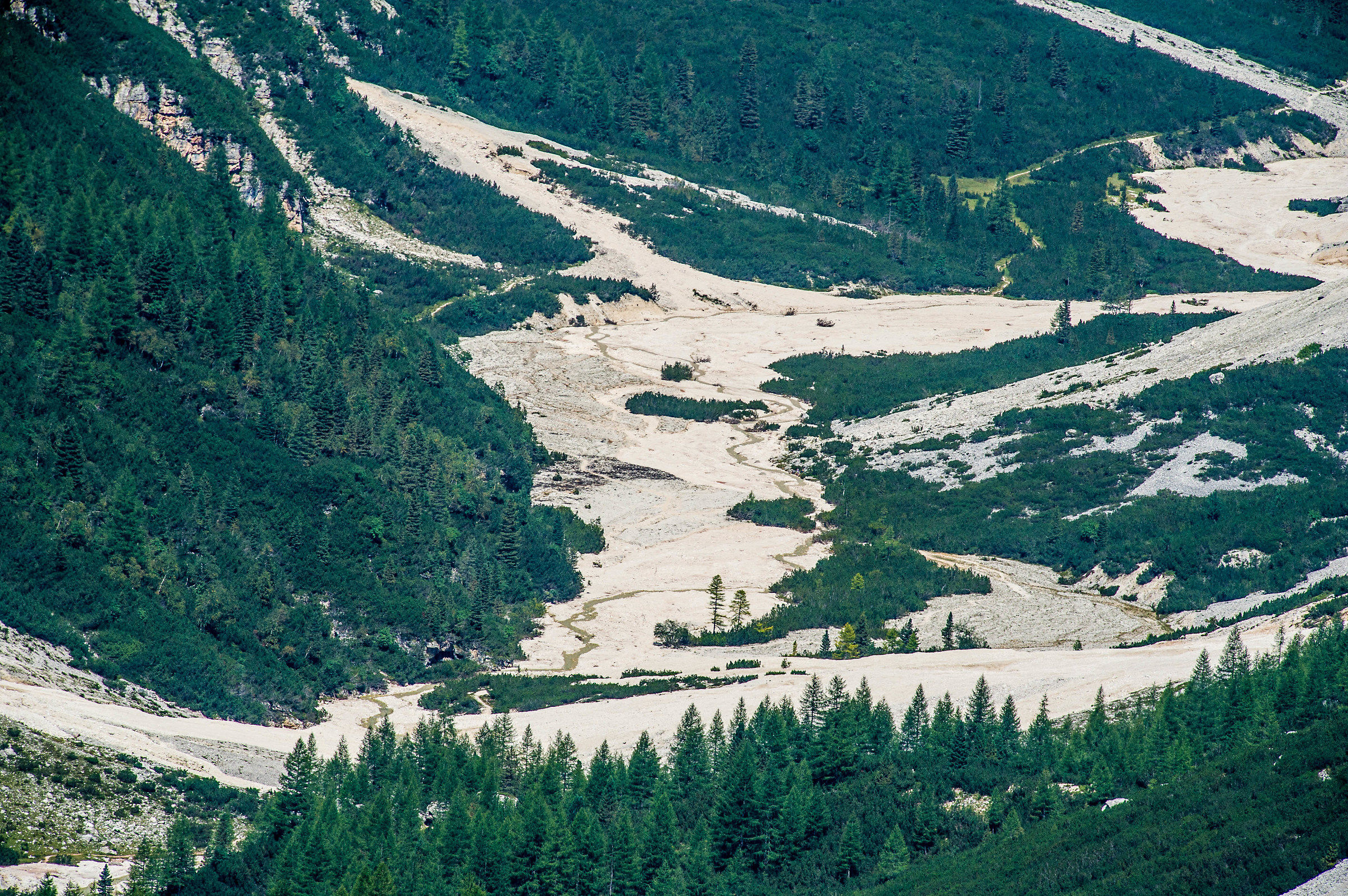 in mezzo scorre il fiume..