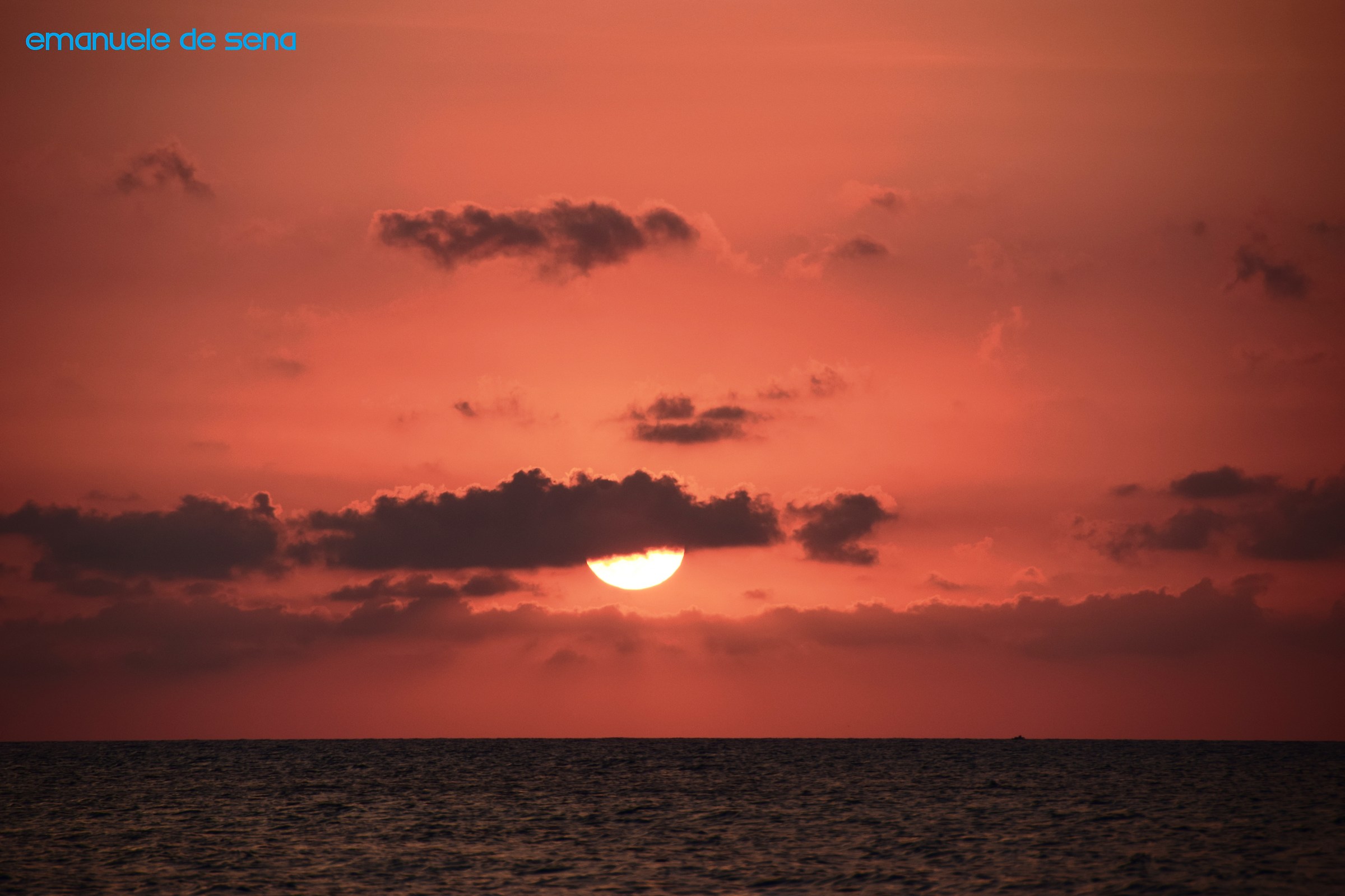tramonto sul mediterraneo dopo la pioggia