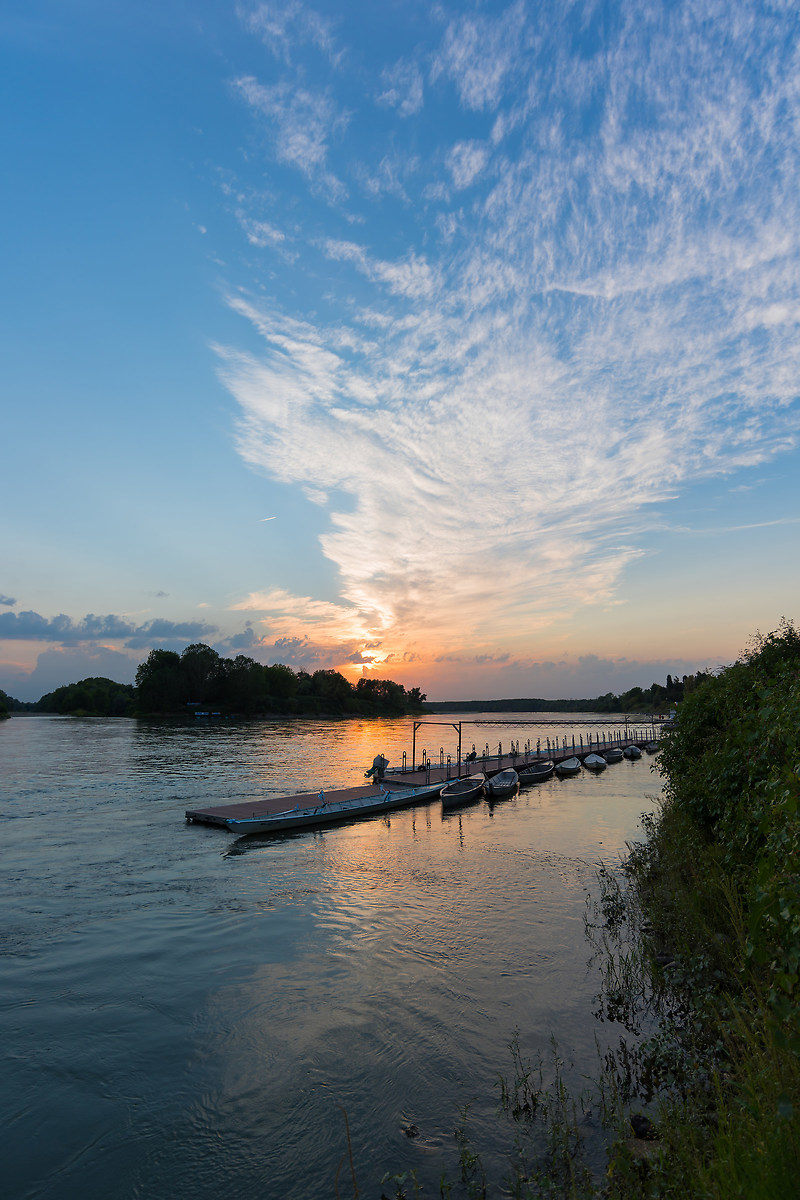 Fiume Po tramonto di settembre