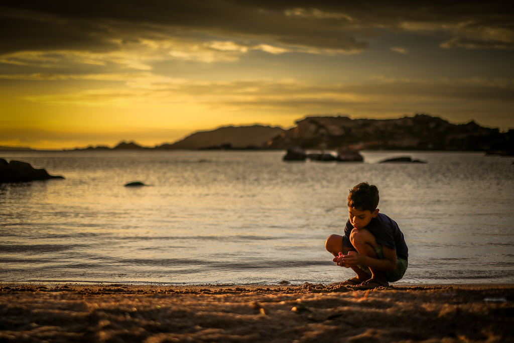 i bambini con i giochi di sabbia ed il mondo sfocato