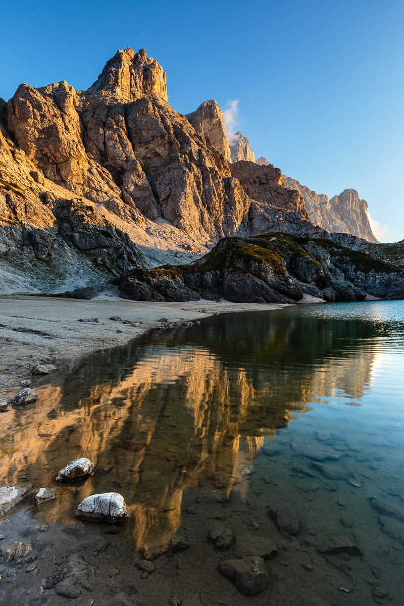 Il Civetta si riflette nel lago di Coldai