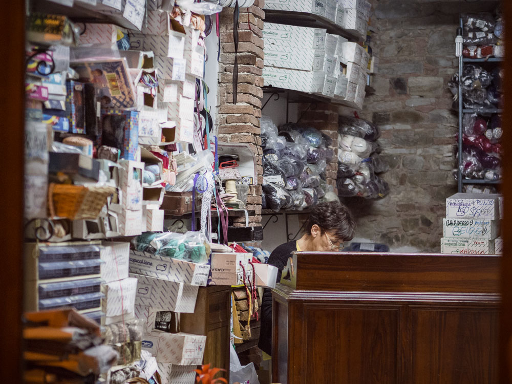 Inghiottita nel lavoro