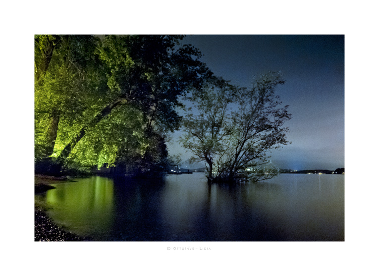 Notte in riva al lago