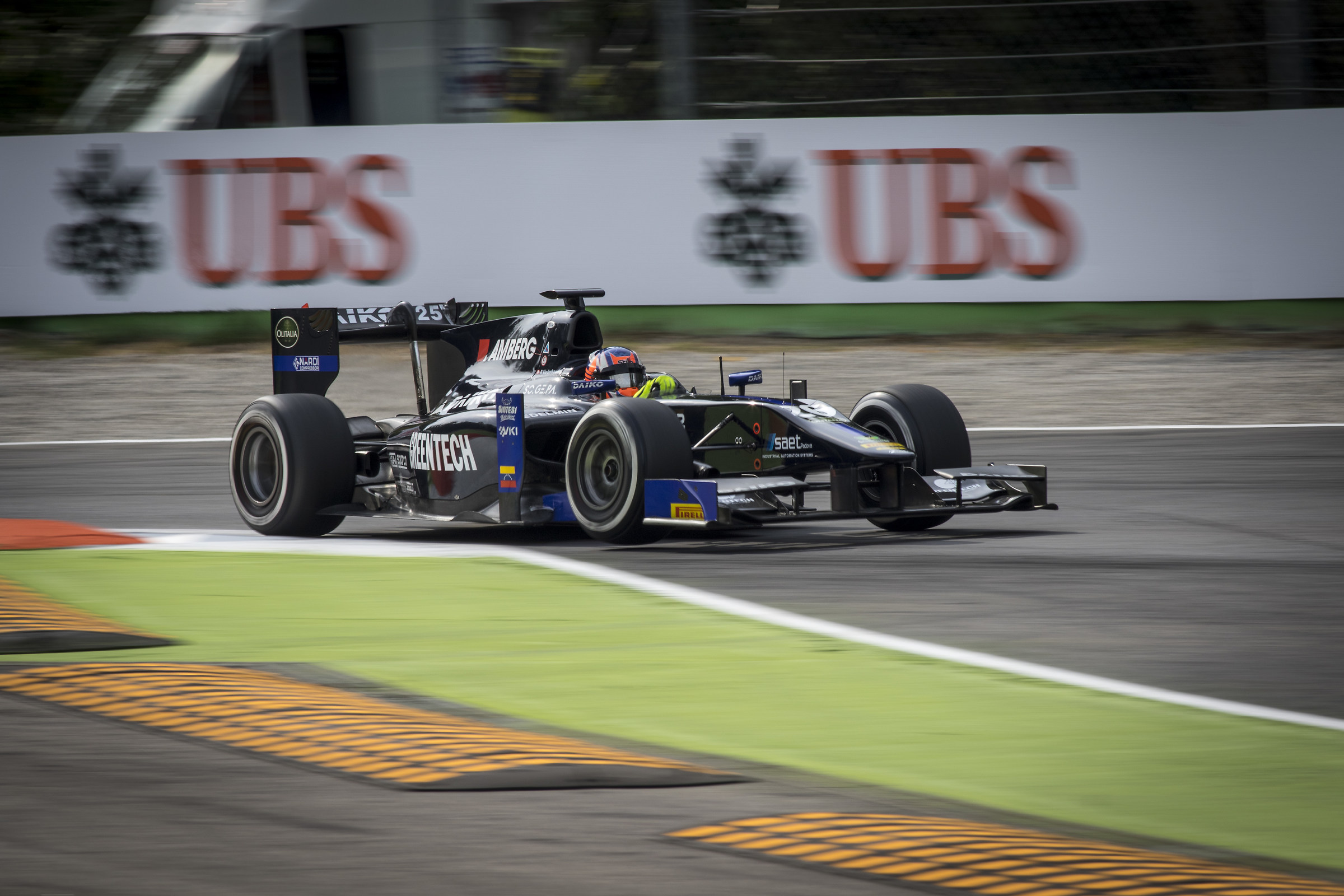 Panning GP2 in sovrasterzo in salto